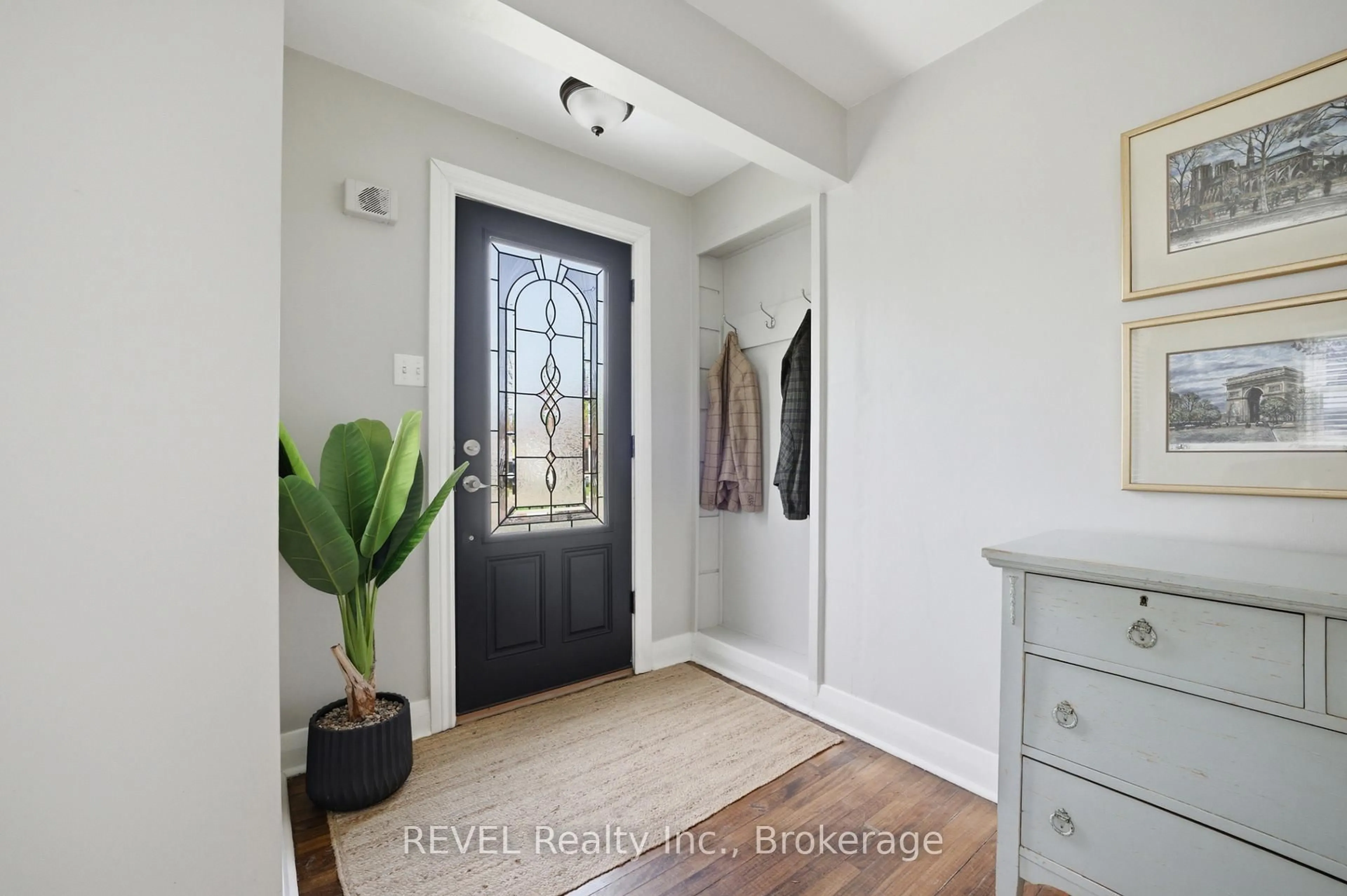 Indoor entryway for 35 Hatter Ave, Welland Ontario L3C 3P4