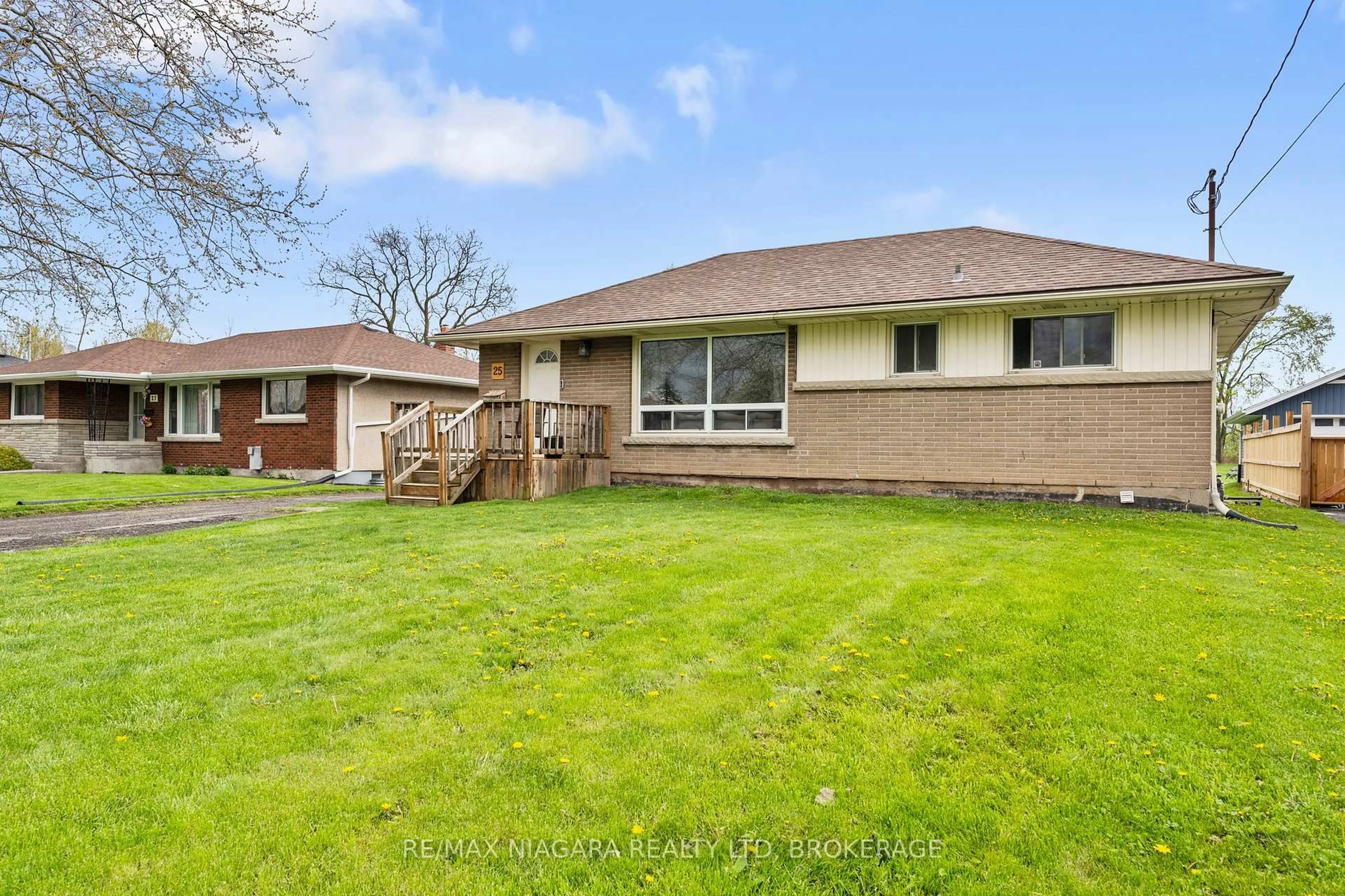 A pic from outside/outdoor area/front of a property/back of a property/a pic from drone, unknown for 25 Bosnich Ave, Welland Ontario L3C 2W6