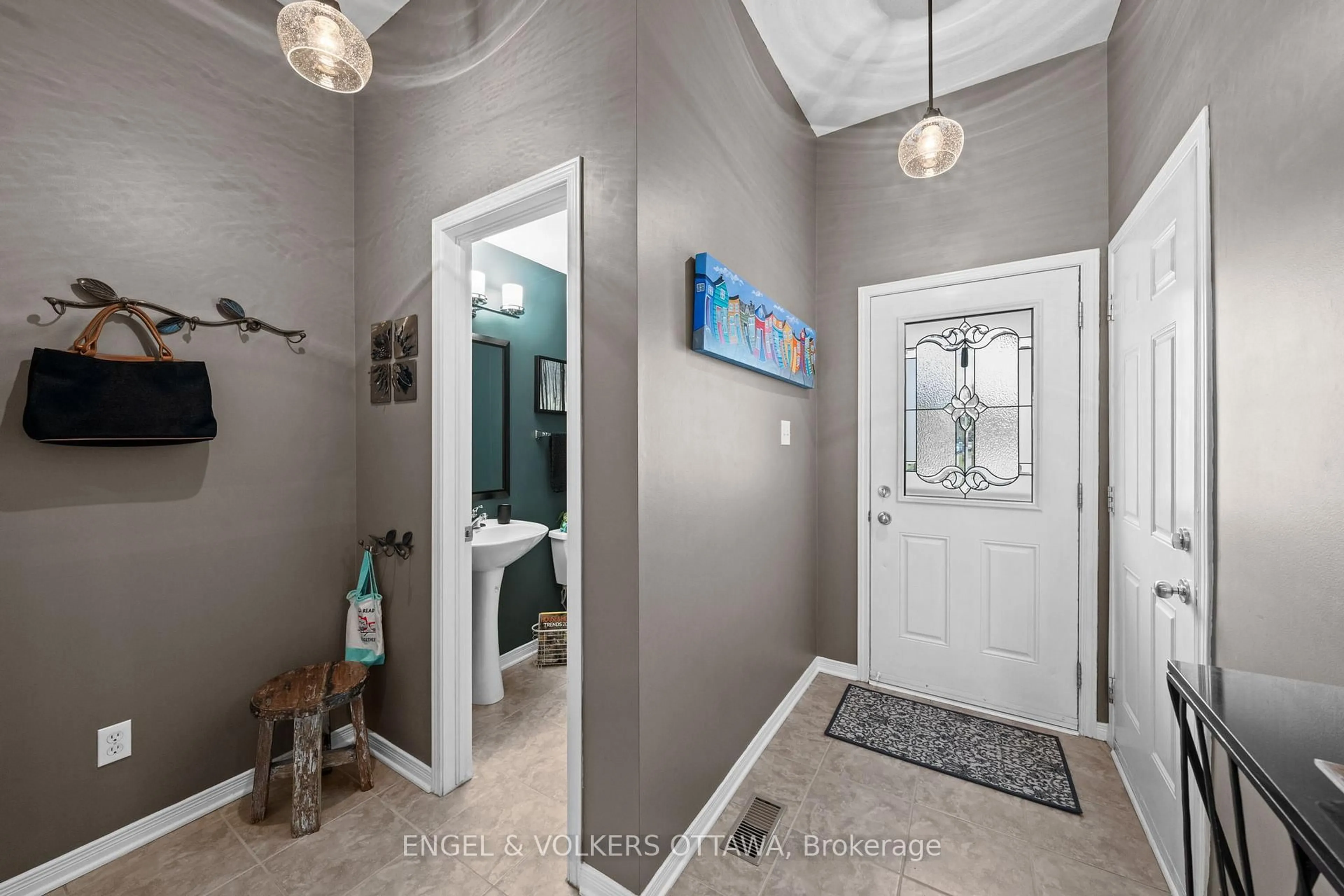 Indoor entryway for 162 Sorento St, Ottawa Ontario K2J 0B4