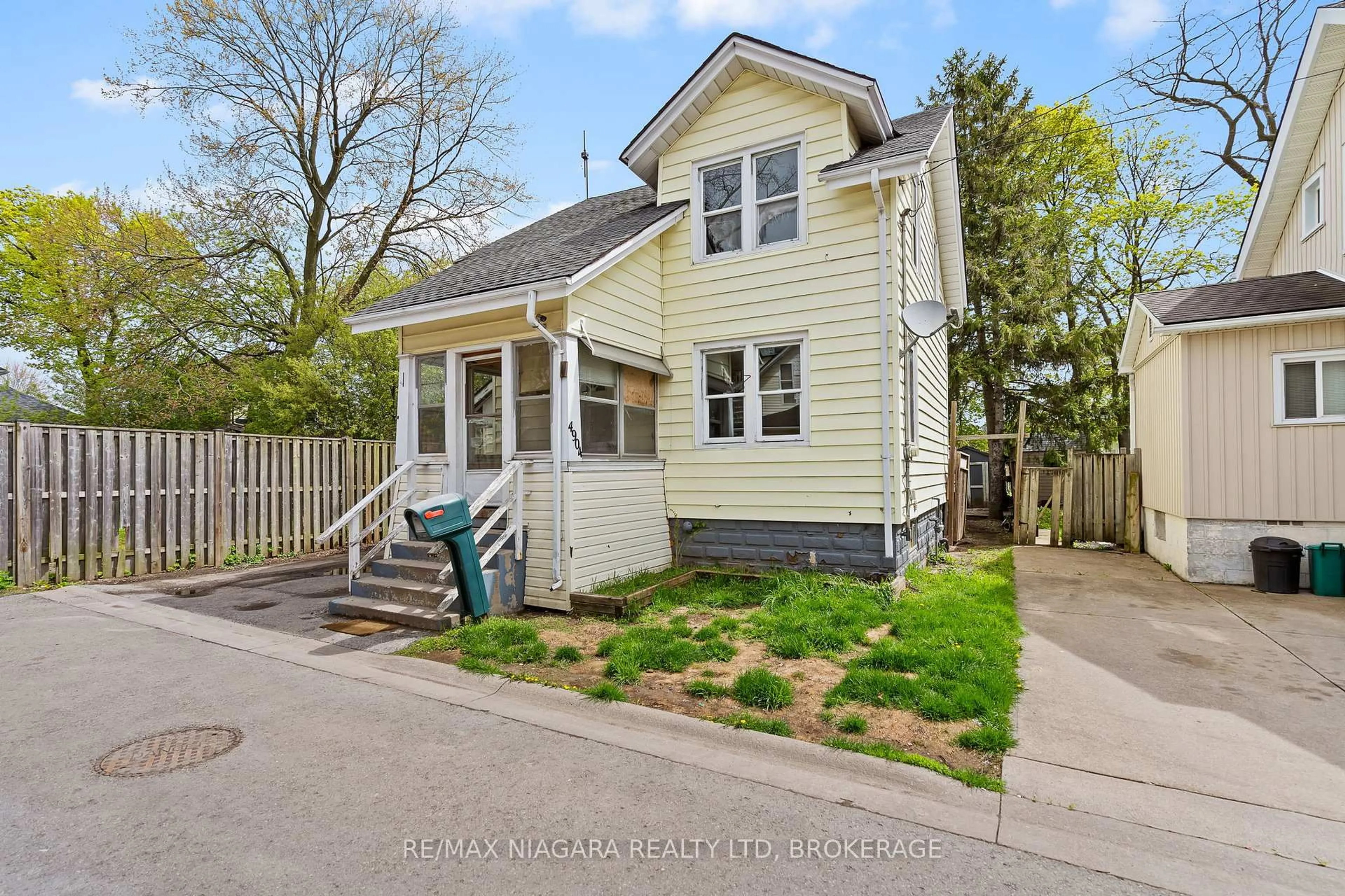 Home with vinyl exterior material, street for 4904 Flynn Crt, Niagara Falls Ontario L2E 3Z6