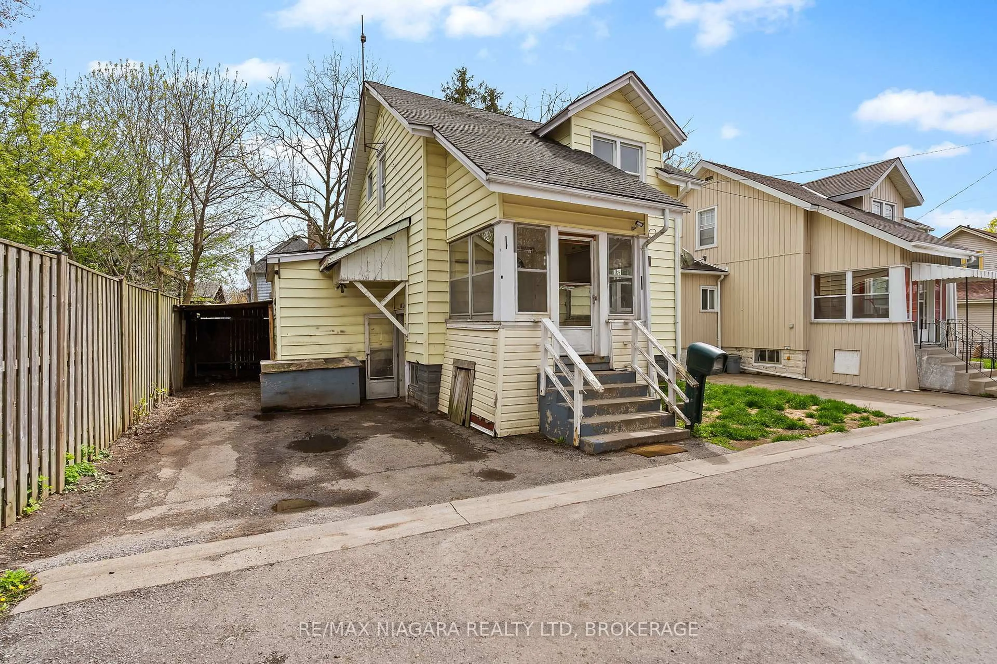 A pic from outside/outdoor area/front of a property/back of a property/a pic from drone, street for 4904 Flynn Crt, Niagara Falls Ontario L2E 3Z6