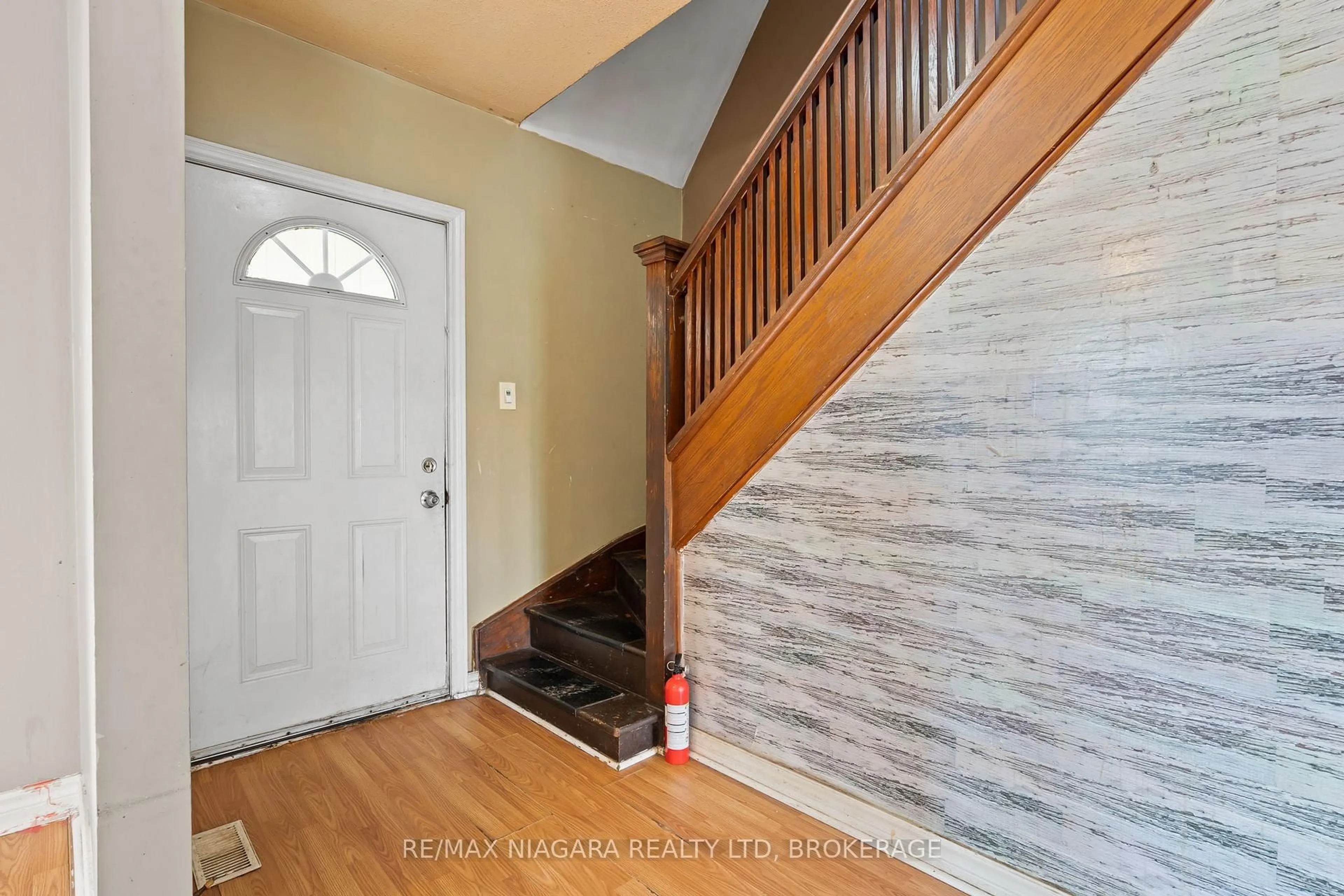 Indoor entryway for 4904 Flynn Crt, Niagara Falls Ontario L2E 3Z6