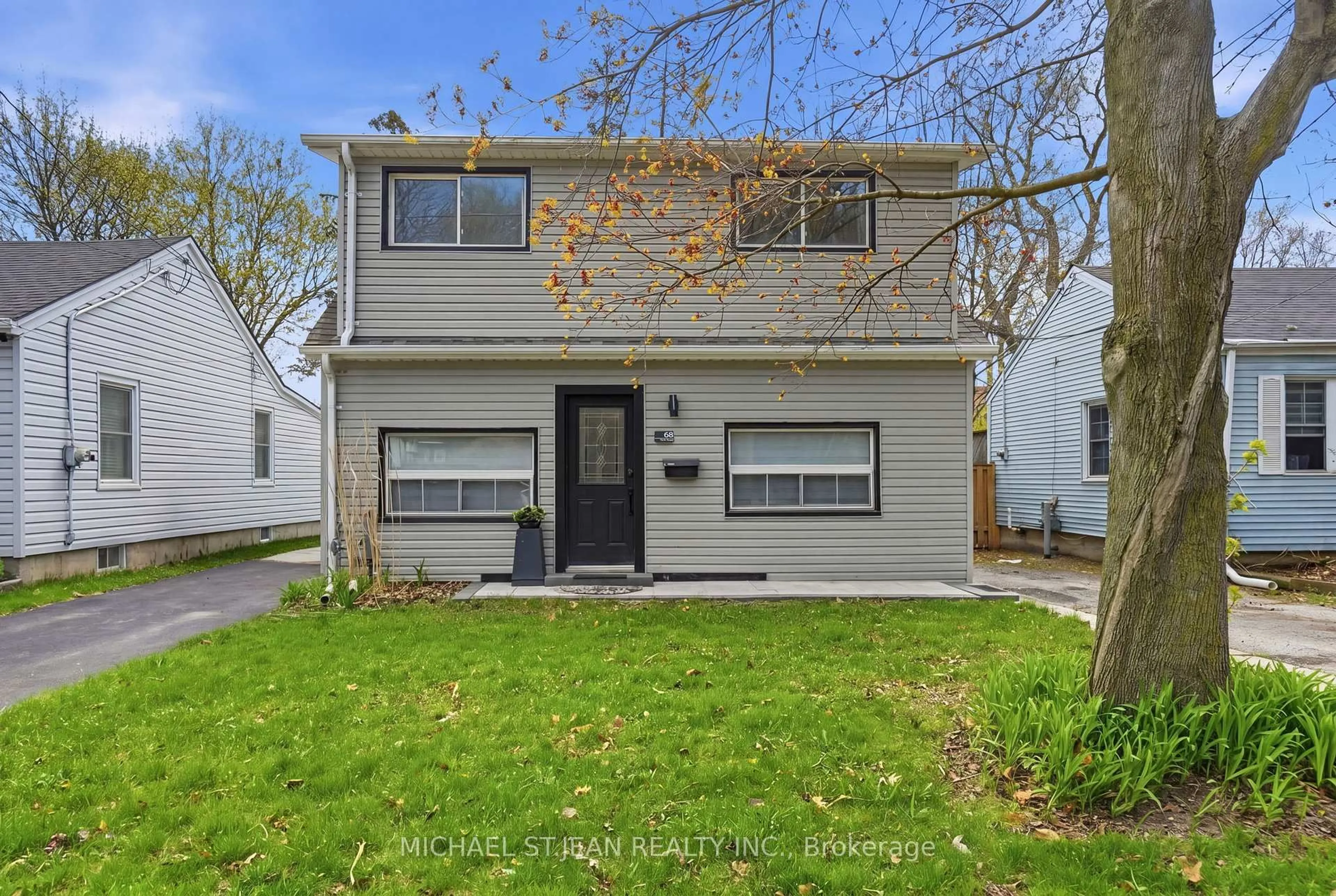 Home with vinyl exterior material, street for 68 York St, Hamilton Ontario L9H 1L7