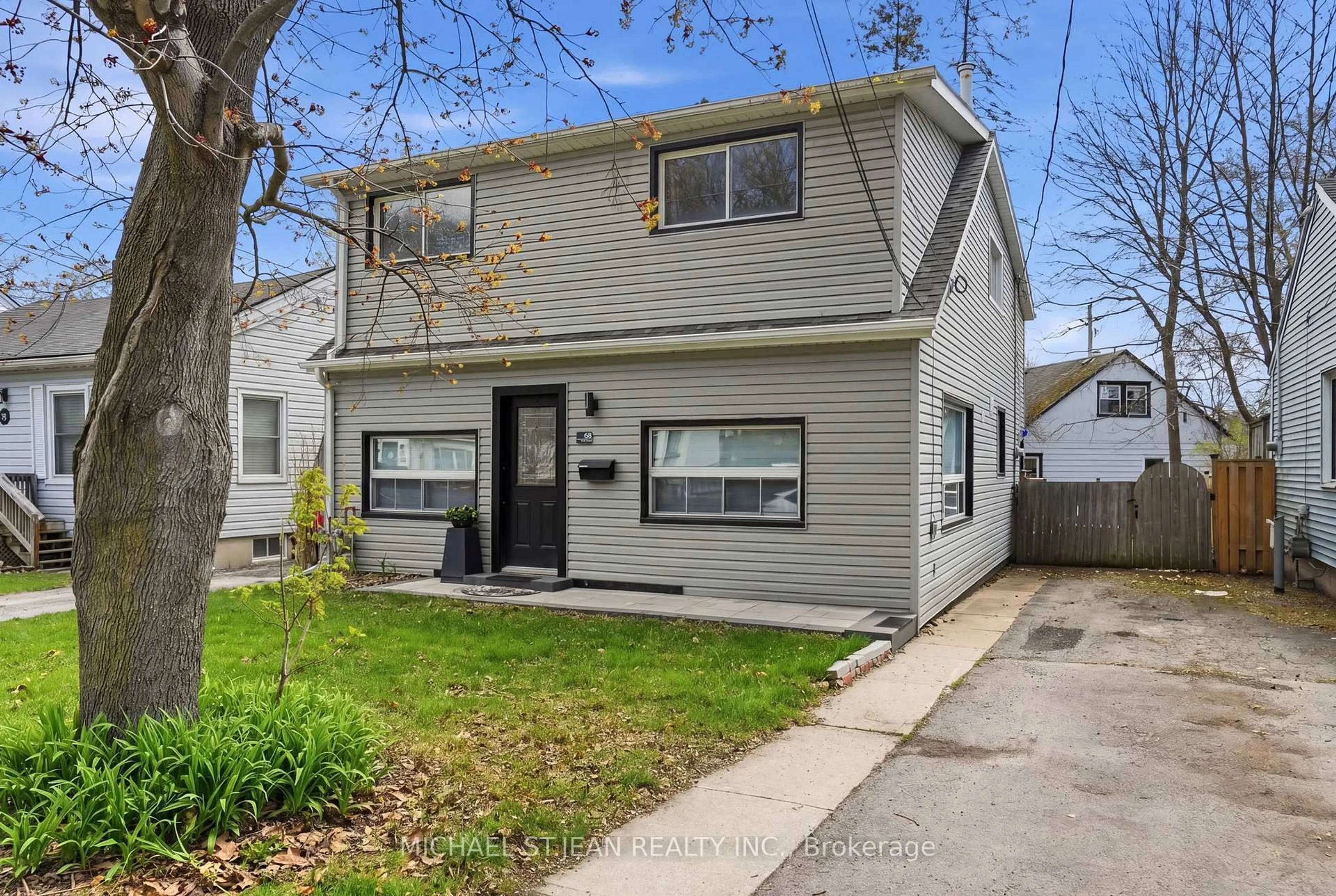 Home with vinyl exterior material, street for 68 York St, Hamilton Ontario L9H 1L7
