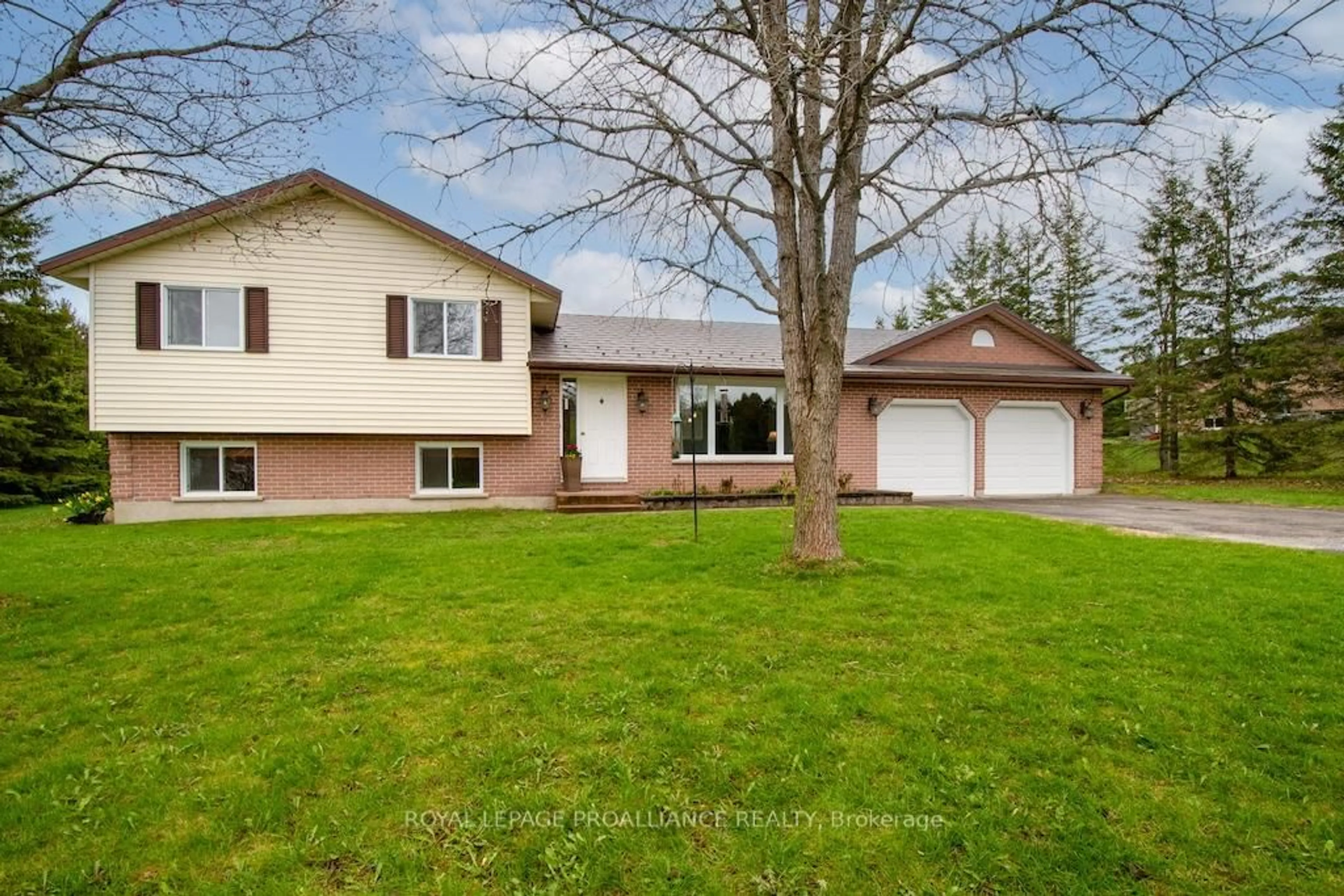 Home with vinyl exterior material, street for 1989 Darling Cres, Cavan Monaghan Ontario L0A 1C0