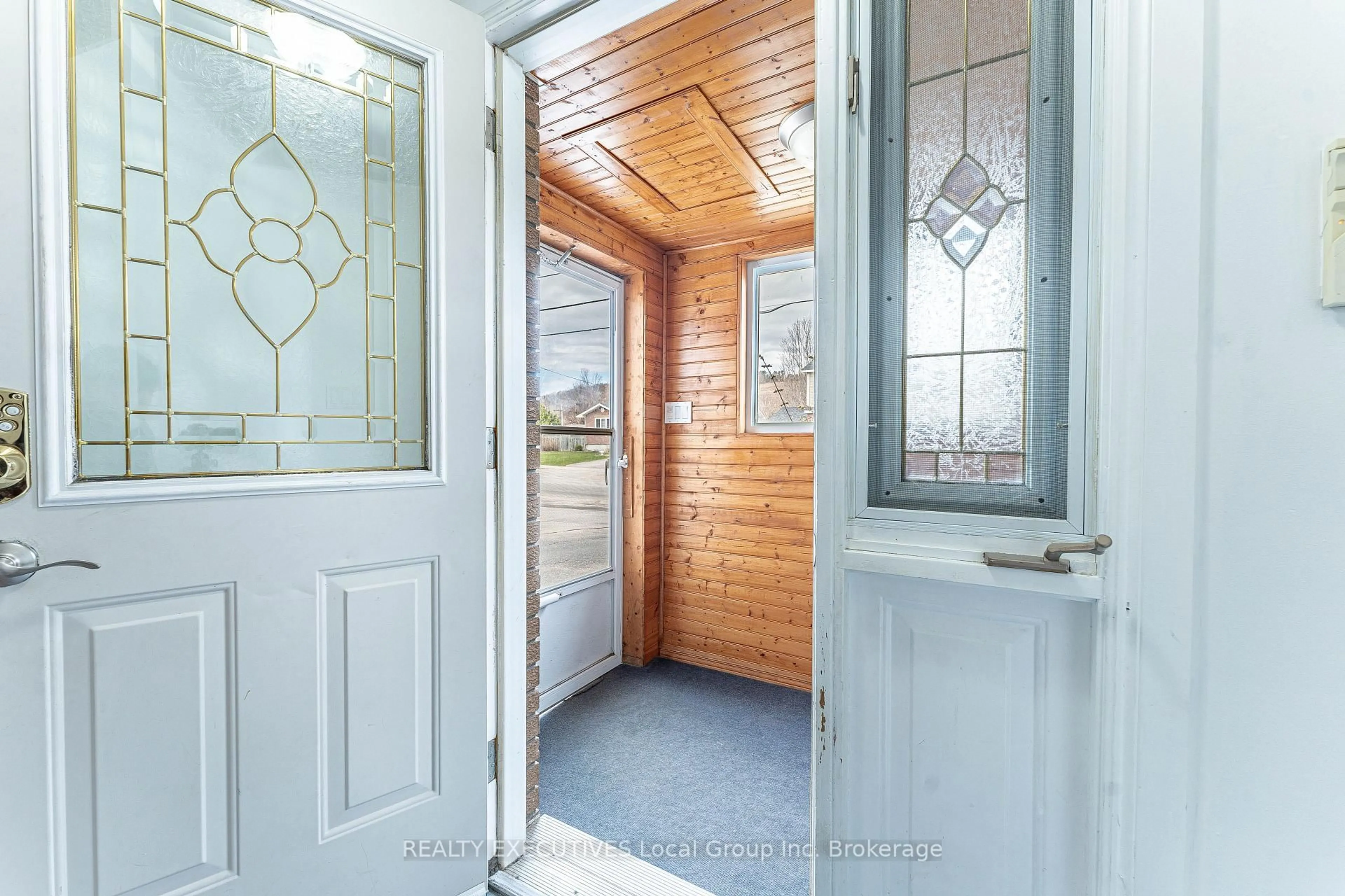 Indoor entryway for 699 Norman Ave, North Bay Ontario P1B 8C2