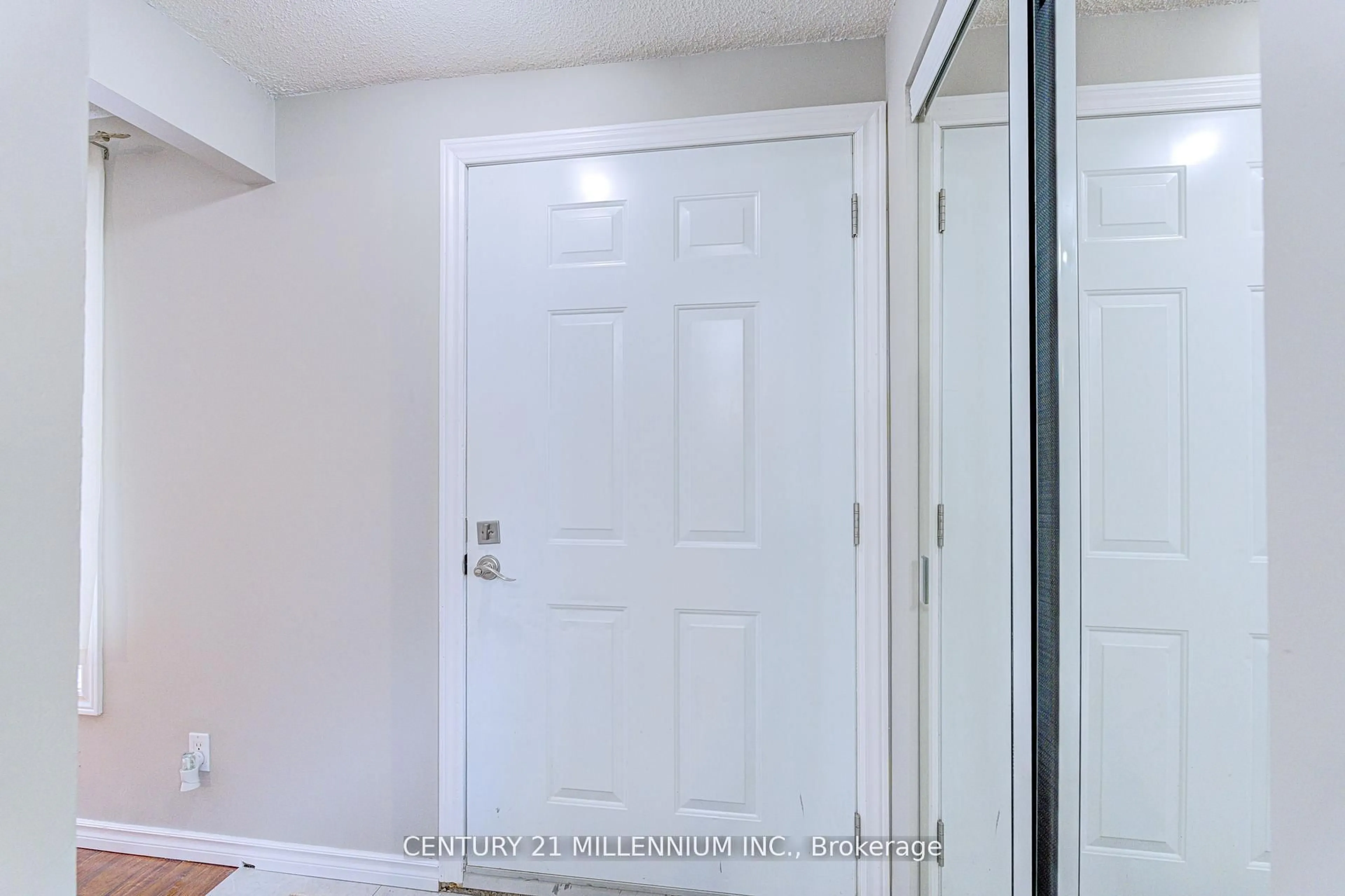 Indoor entryway for 15 Northview Heights Dr, Cambridge Ontario N1R 6Z9