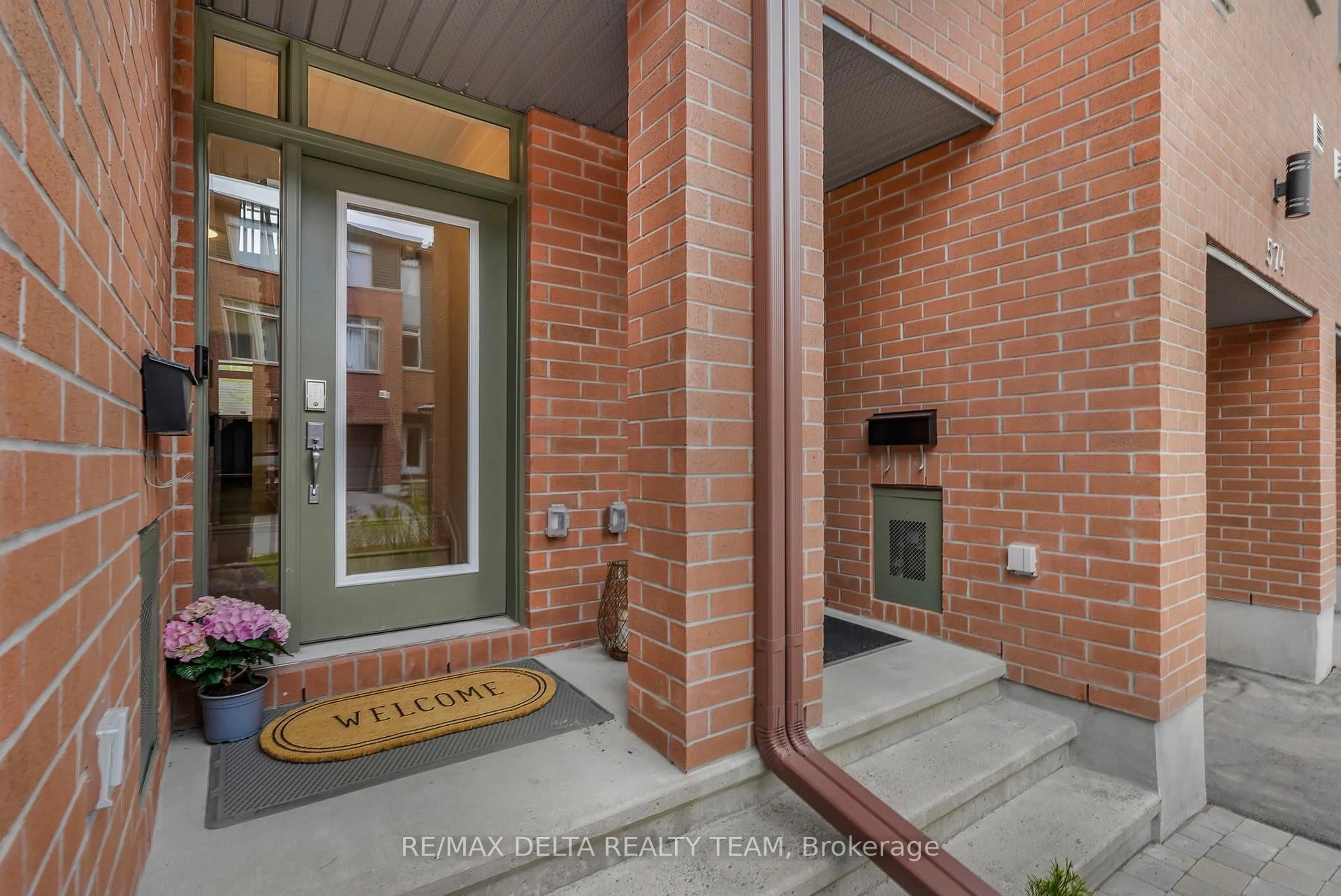 Indoor entryway for 576 Halo Private, Ottawa Ontario K1C 0C7