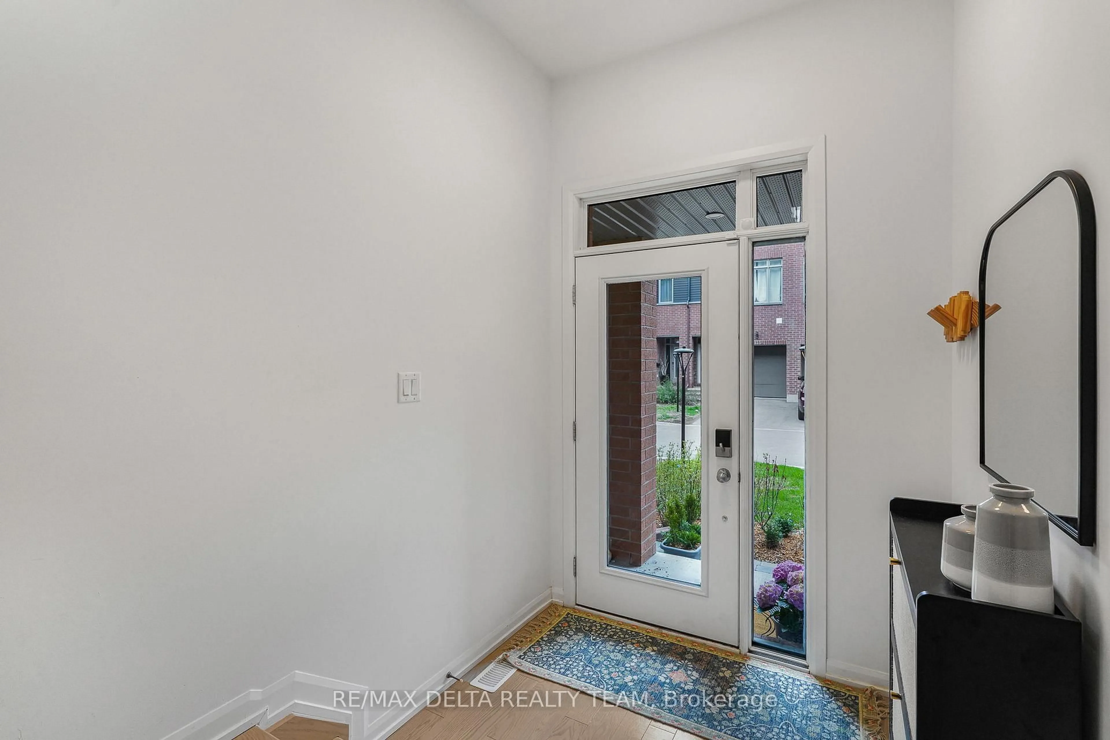 Indoor entryway for 576 Halo Private, Ottawa Ontario K1C 0C7