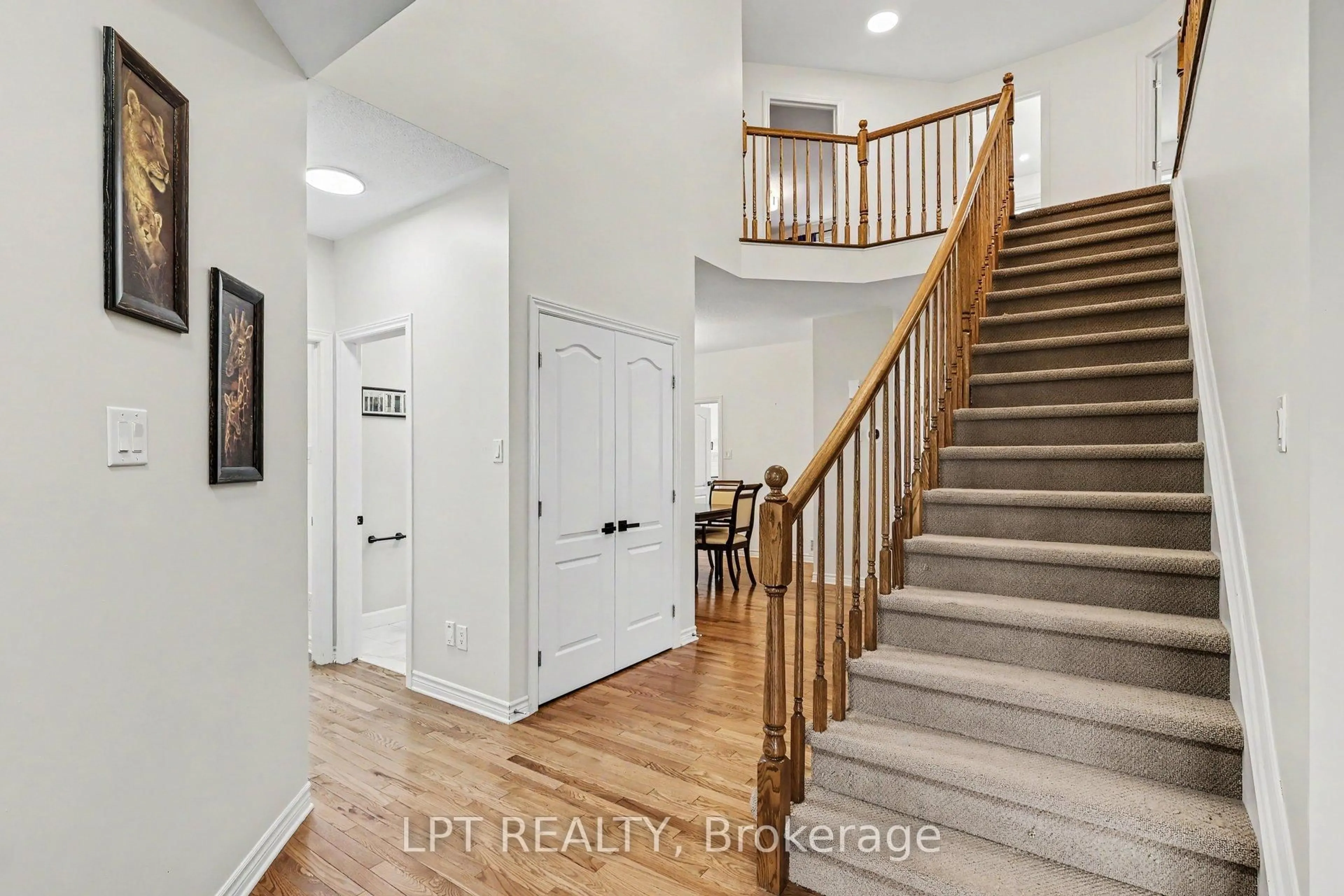 Indoor entryway for 325 Creston Valley Way, Ottawa Ontario K1T 0G6