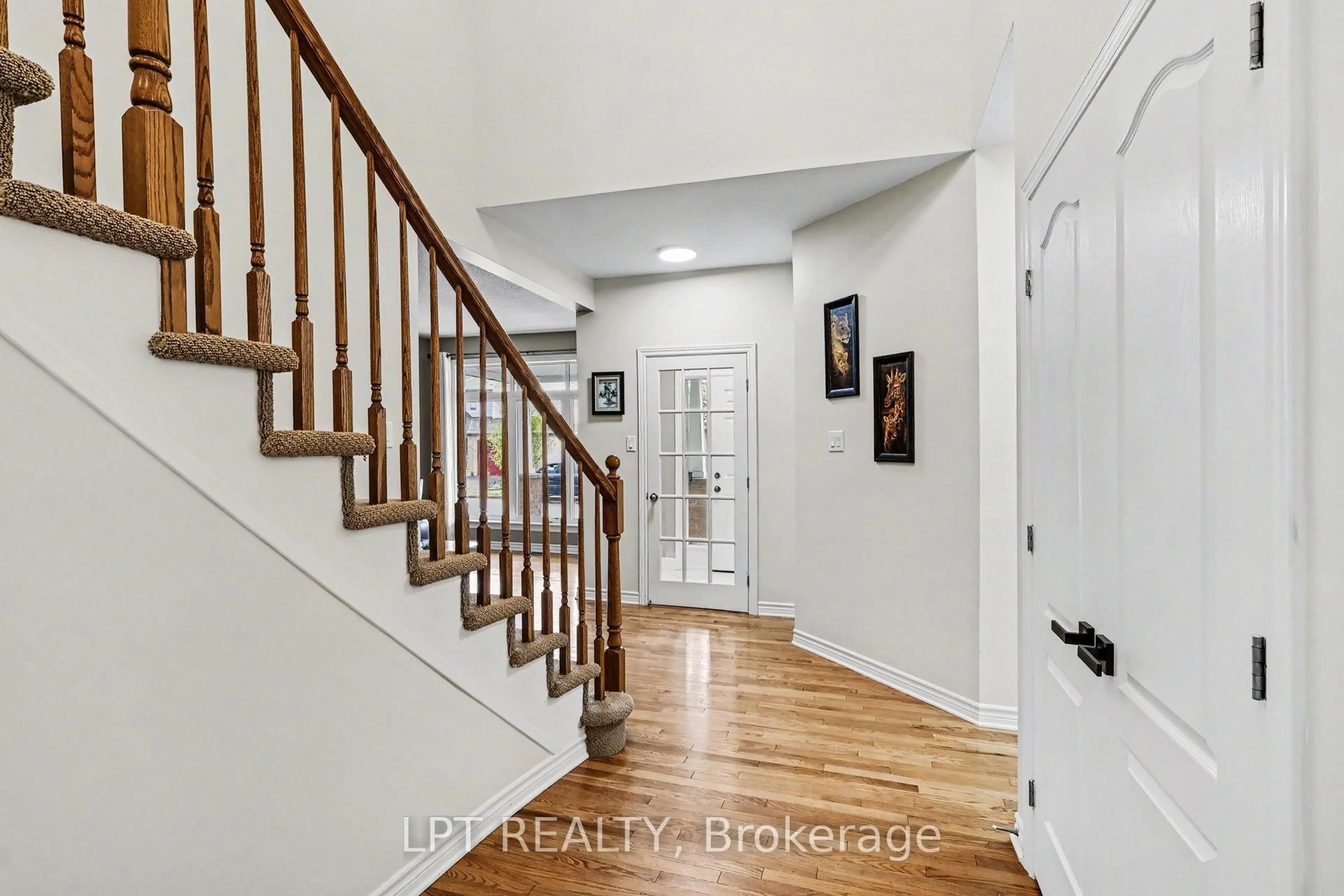 Indoor entryway for 325 Creston Valley Way, Ottawa Ontario K1T 0G6