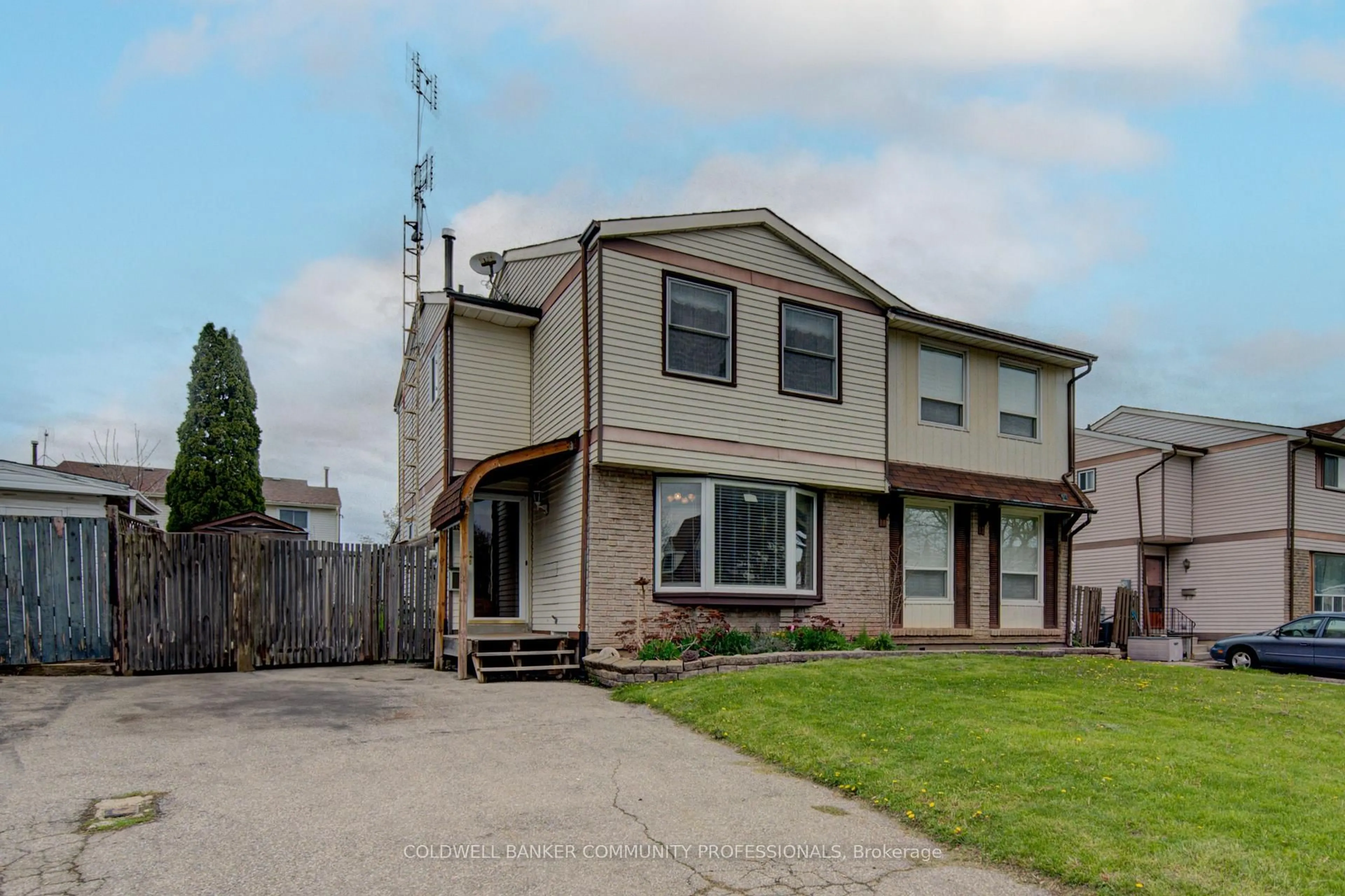 Home with vinyl exterior material, street for 19 White Owl Cres, Brantford Ontario N3P 1A1