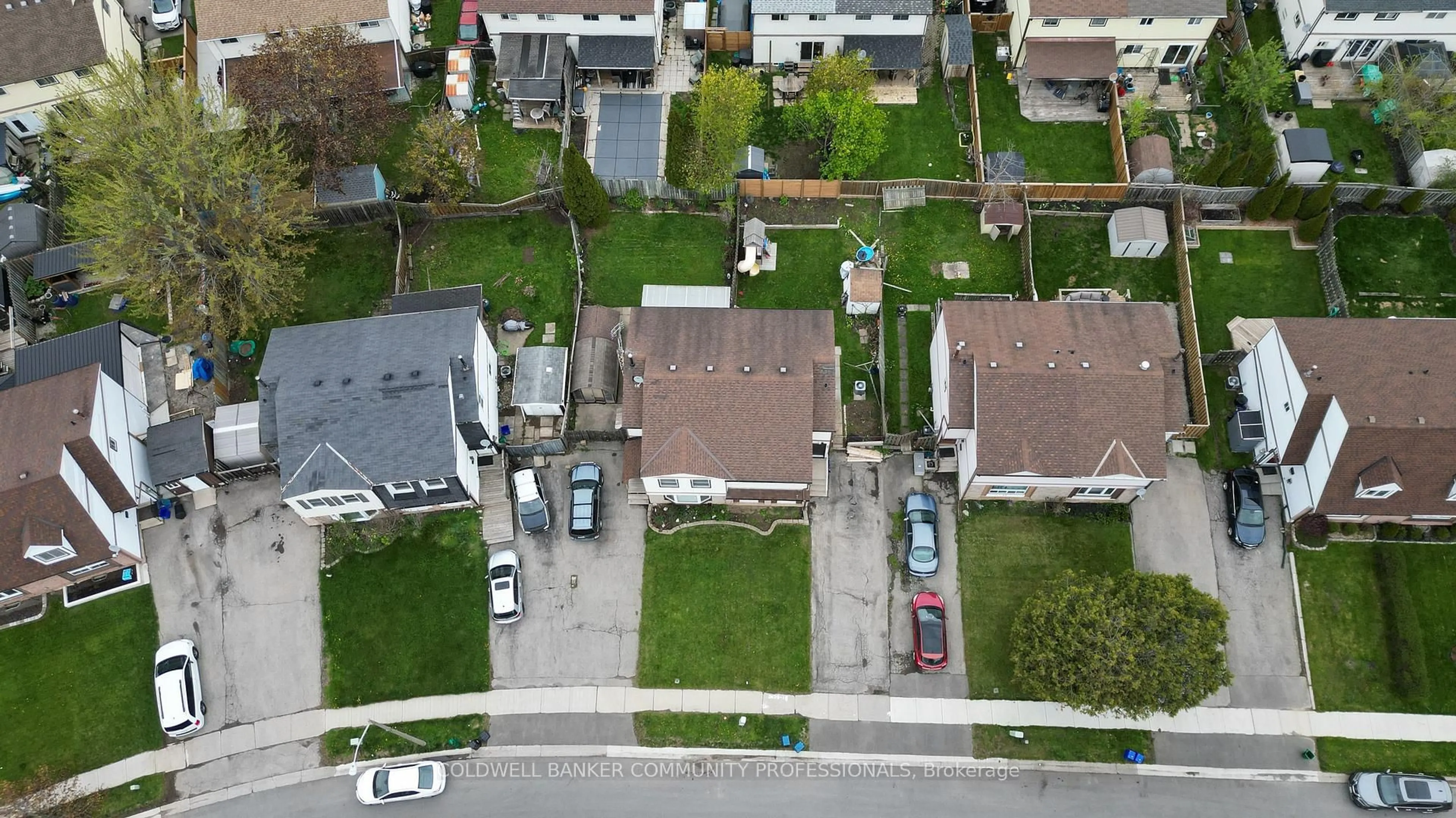 A pic from outside/outdoor area/front of a property/back of a property/a pic from drone, street for 19 White Owl Cres, Brantford Ontario N3P 1A1