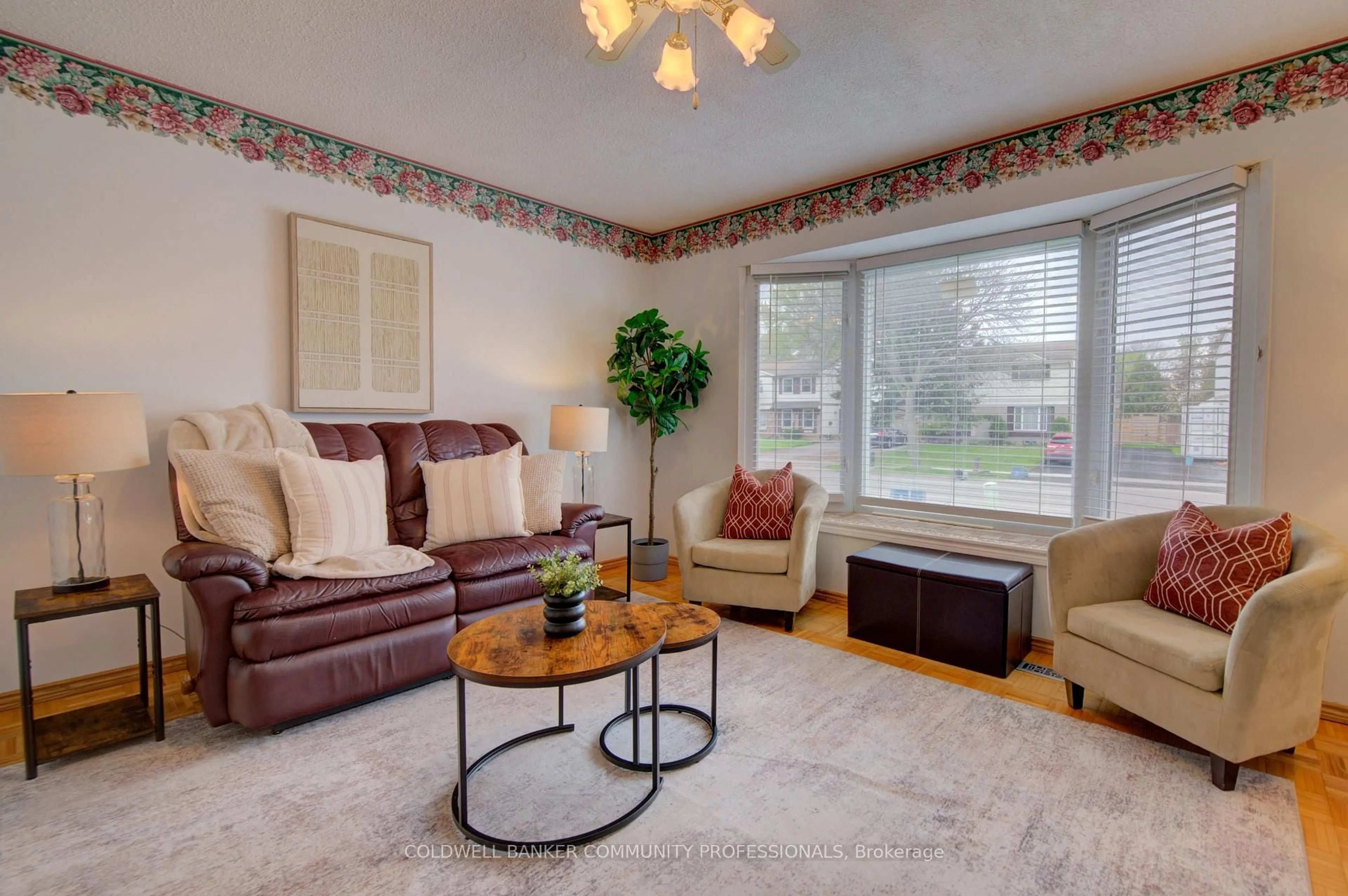 Living room with furniture, unknown for 19 White Owl Cres, Brantford Ontario N3P 1A1