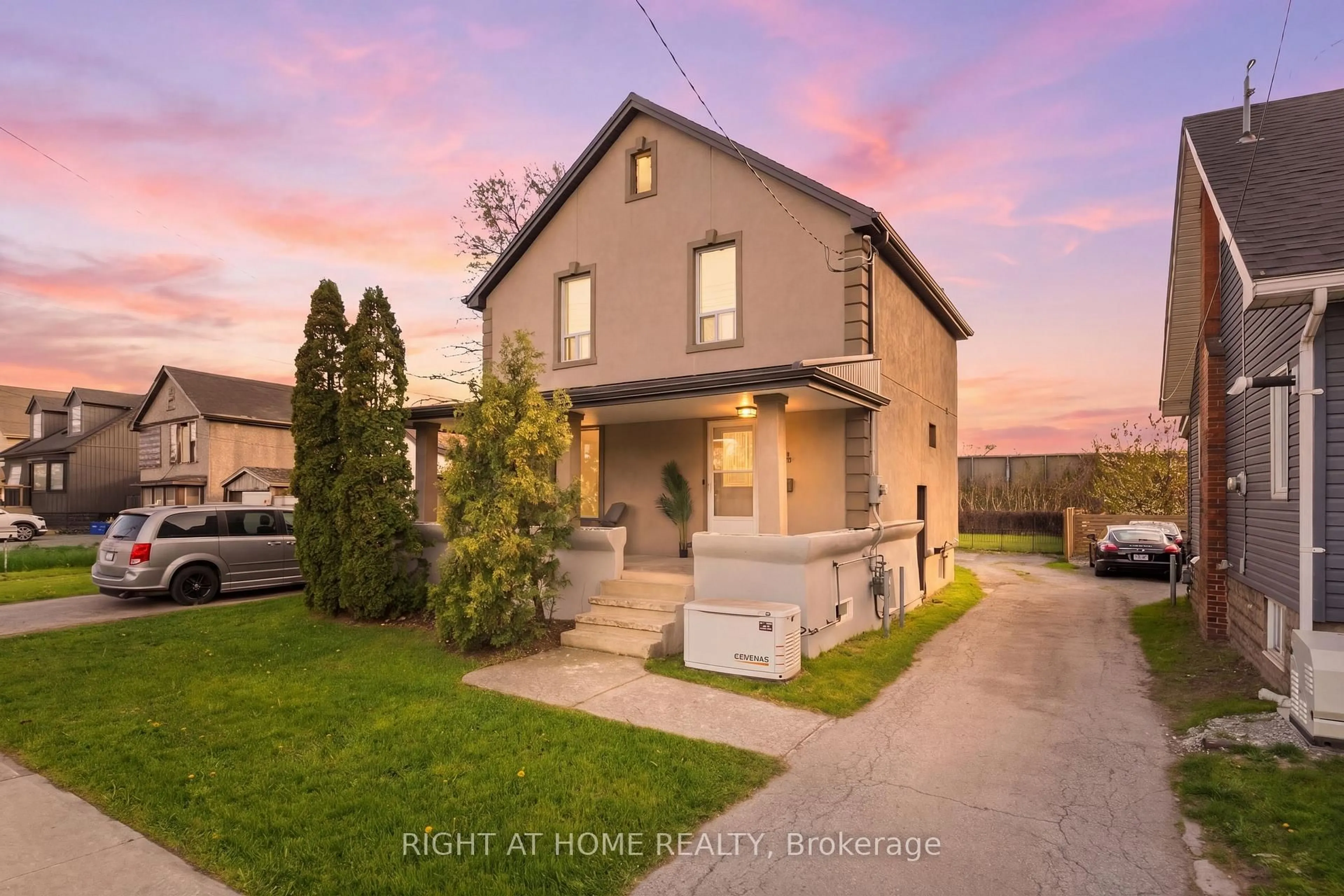 A pic from outside/outdoor area/front of a property/back of a property/a pic from drone, street for 204 Beach Blvd, Hamilton Ontario L8H 6V9