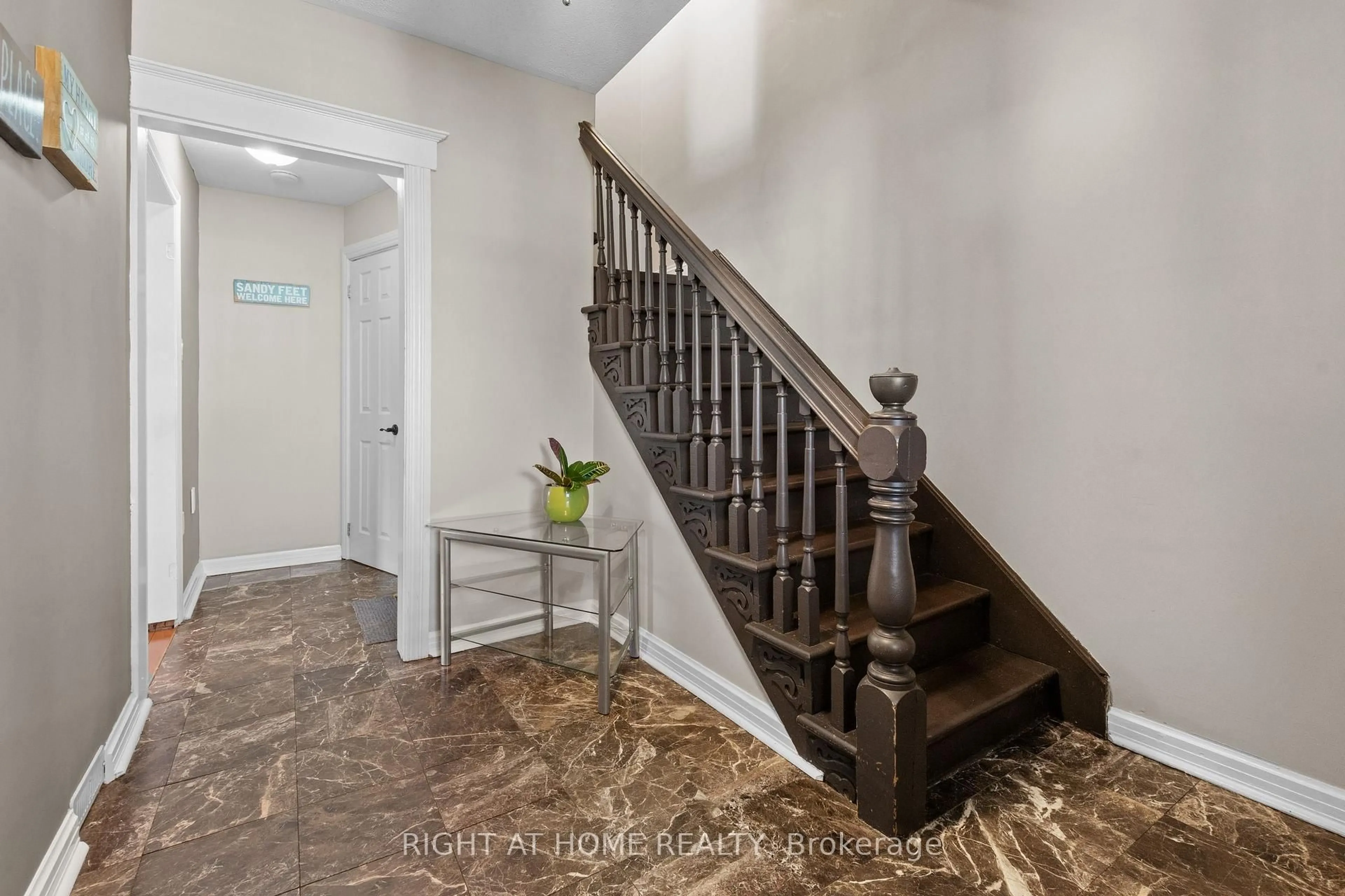 Indoor entryway for 204 Beach Blvd, Hamilton Ontario L8H 6V9