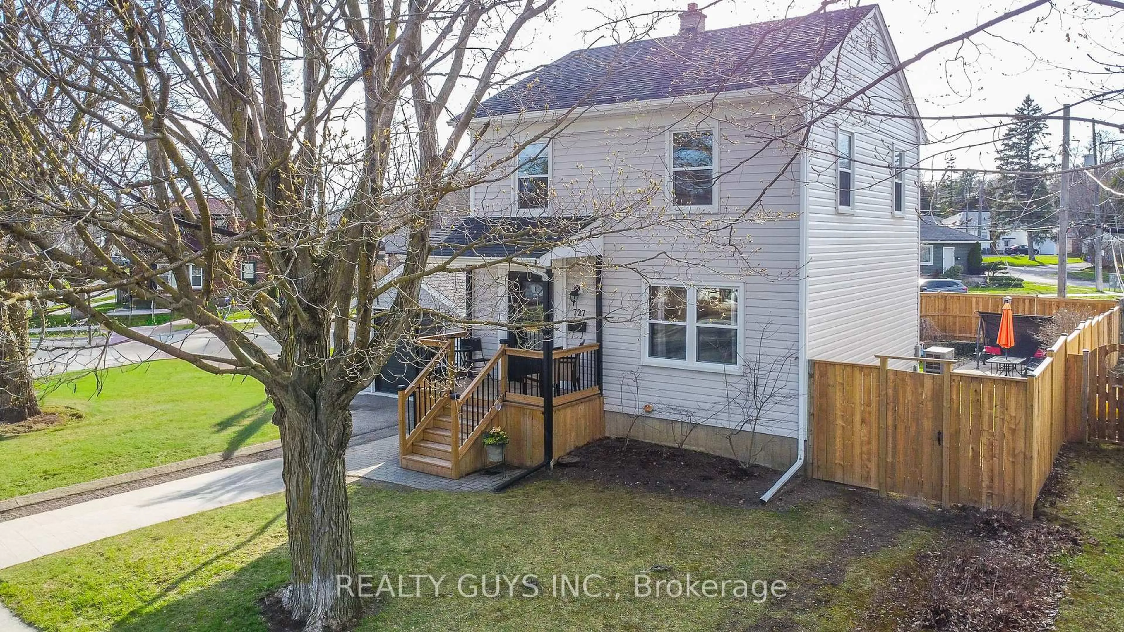 A pic from outside/outdoor area/front of a property/back of a property/a pic from drone, street for 727 Chesterfield Ave, Peterborough Ontario K9H 4Y1