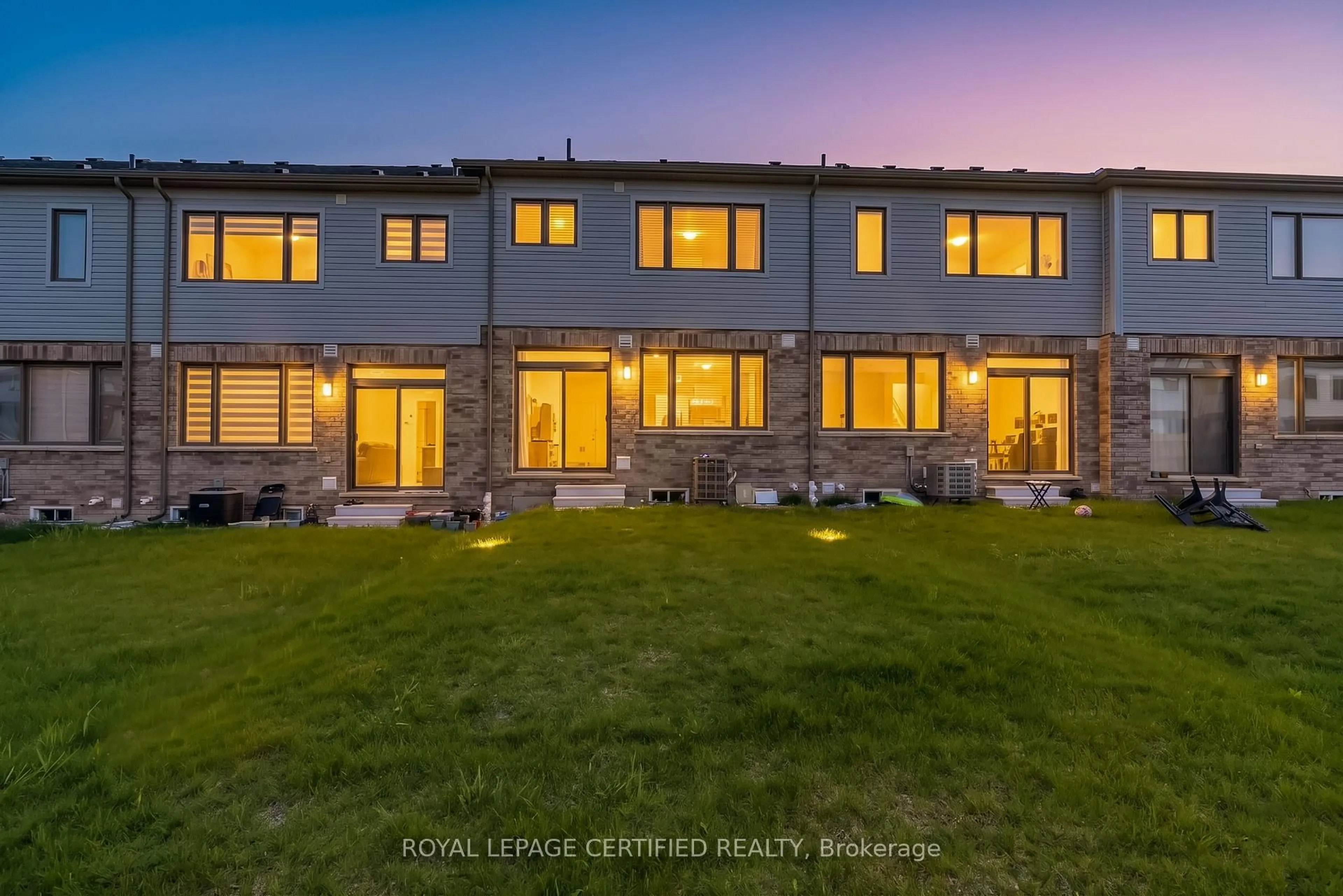 A pic from outside/outdoor area/front of a property/back of a property/a pic from drone, building for 244 Newman Dr, Cambridge Ontario N1S 0E1