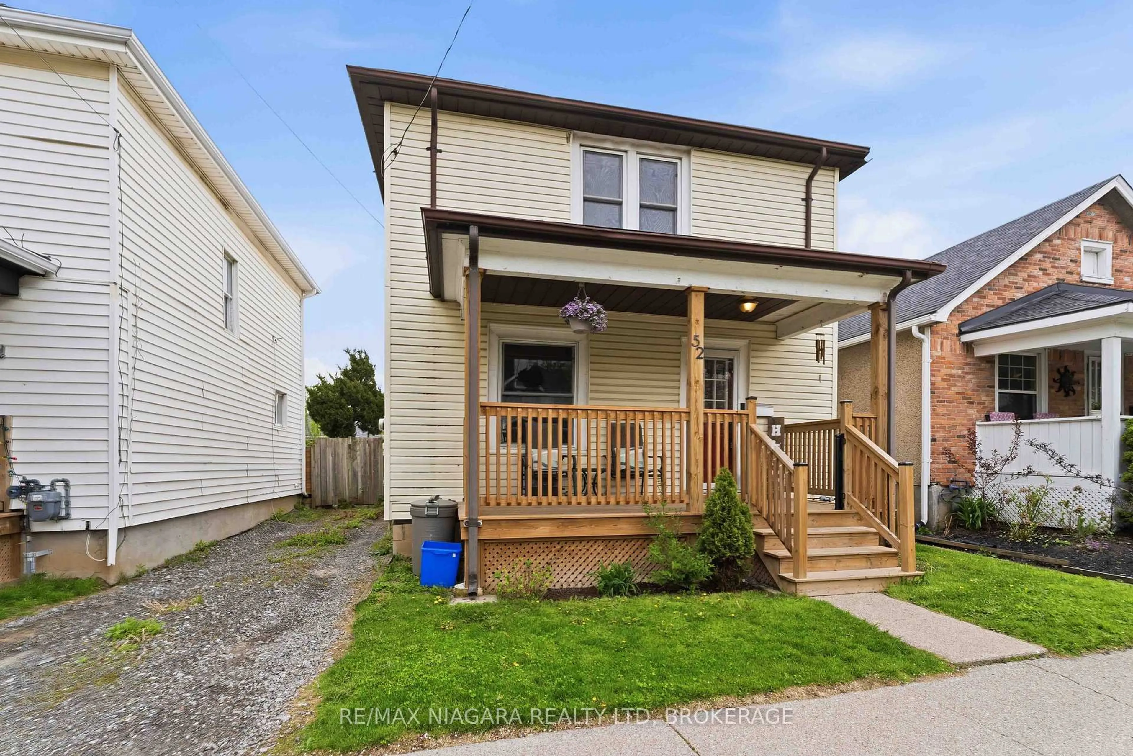 Home with vinyl exterior material, street for 52 Berryman Ave, St. Catharines Ontario L2R 3W9