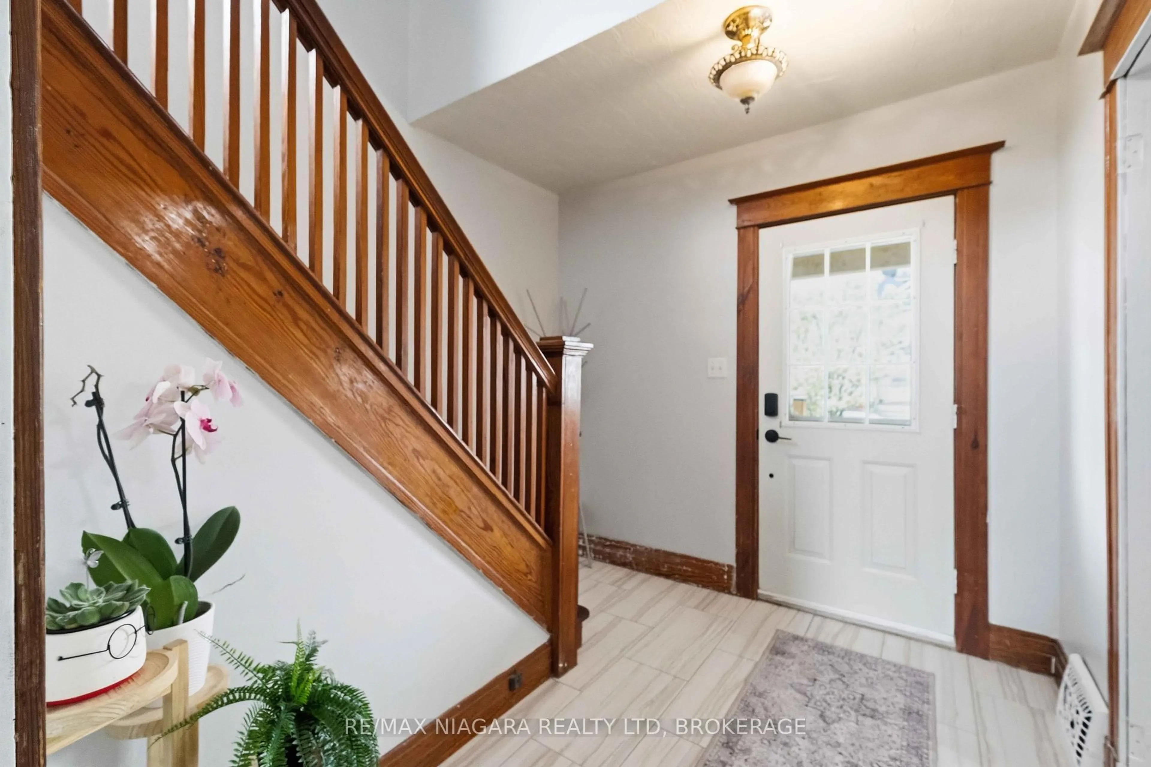 Indoor entryway for 52 Berryman Ave, St. Catharines Ontario L2R 3W9