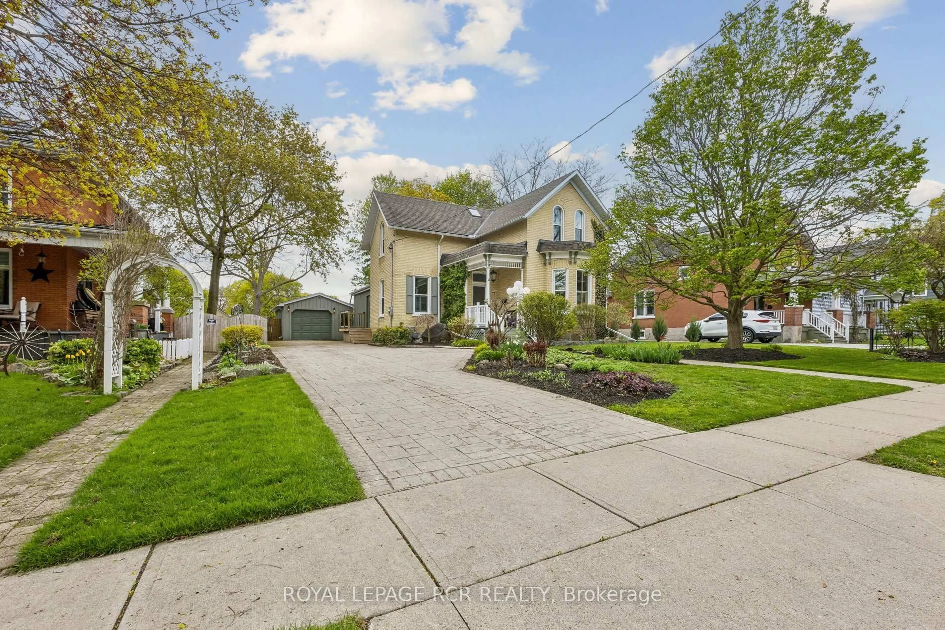 Home with brick exterior material, street for 838 Queenston Rd, Cambridge Ontario N3H 3K5