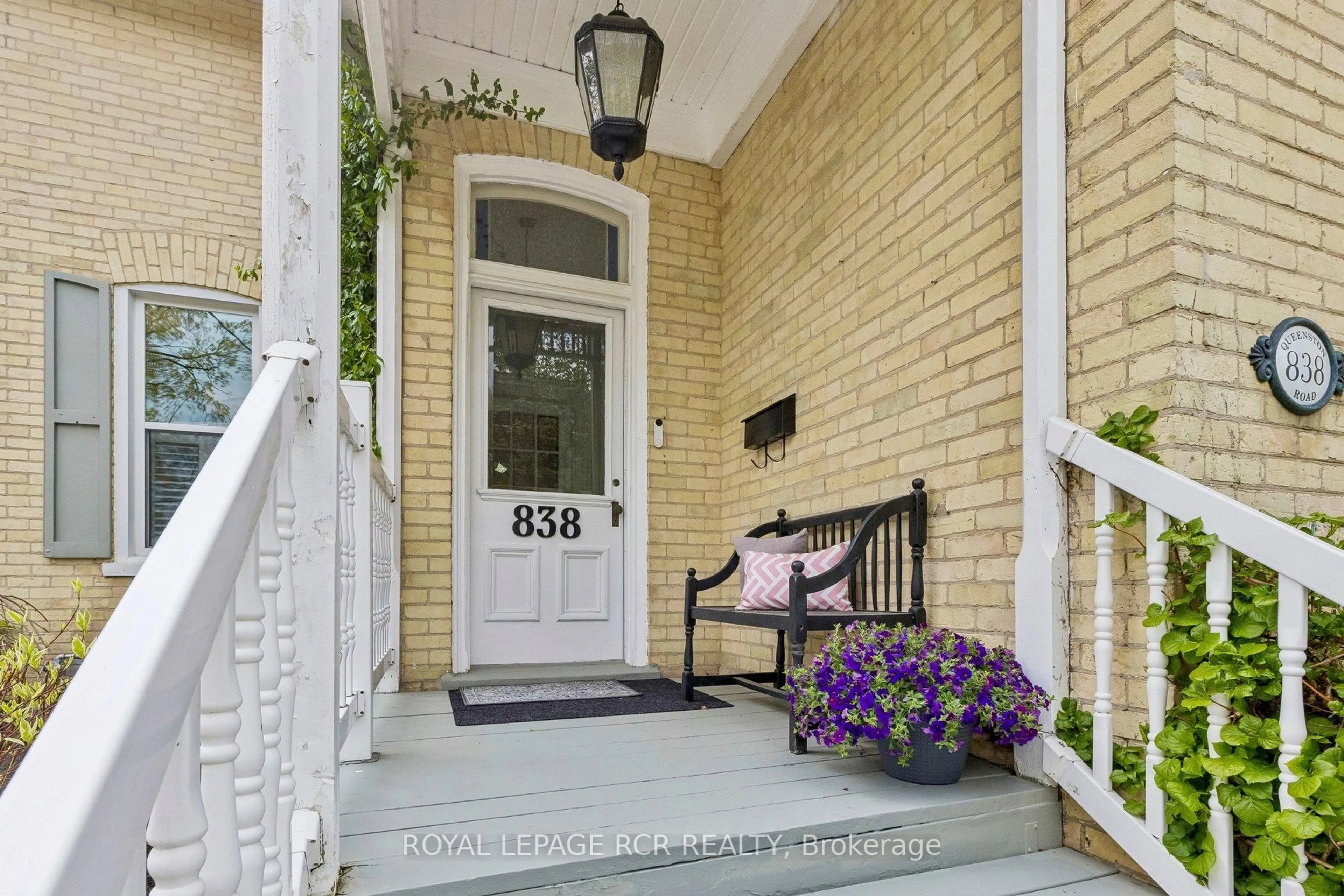 Indoor entryway for 838 Queenston Rd, Cambridge Ontario N3H 3K5