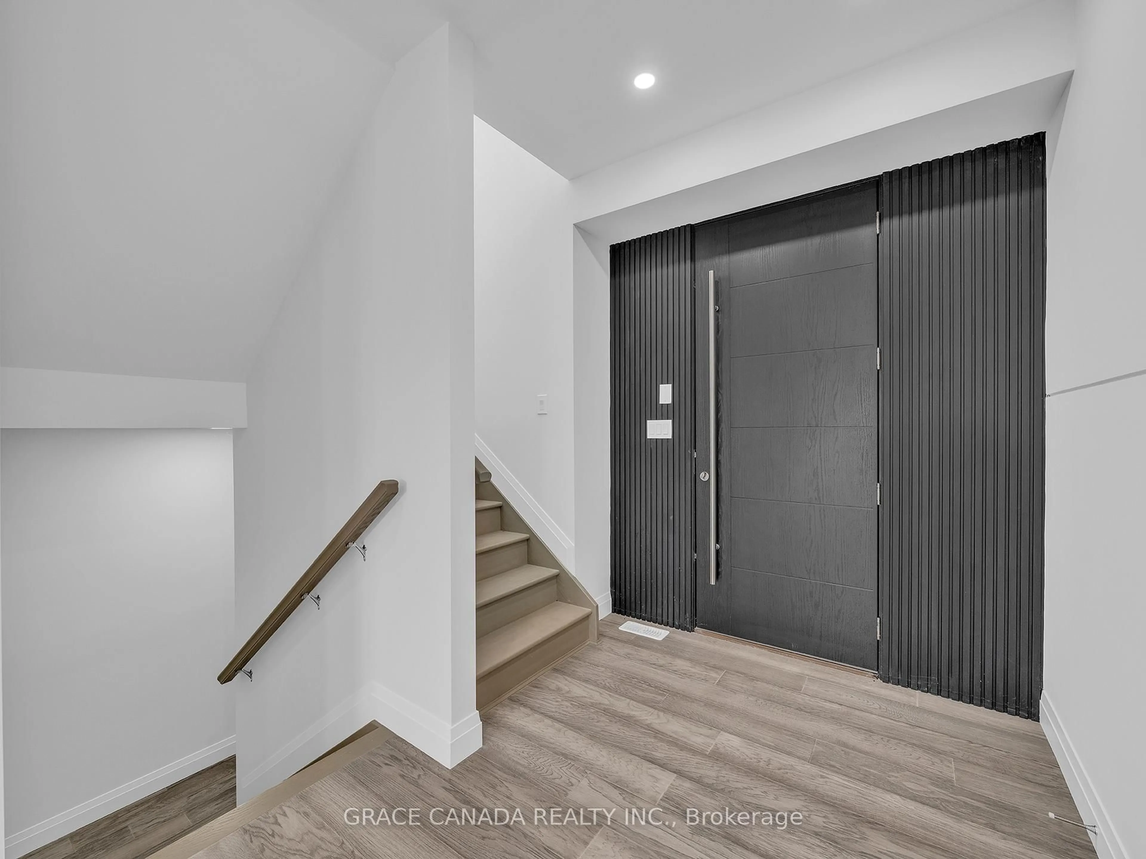 Indoor entryway for 118 Bear St, Essex Ontario N8M 0A9
