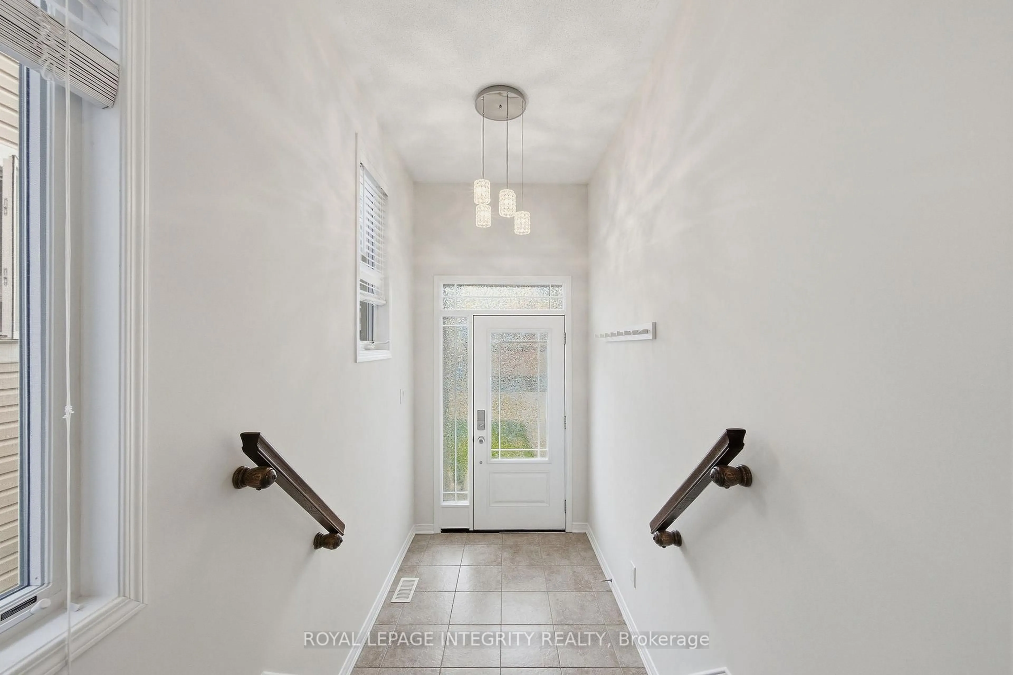 Indoor entryway for 322 Autumnfield St, Ottawa Ontario K2M 0J4