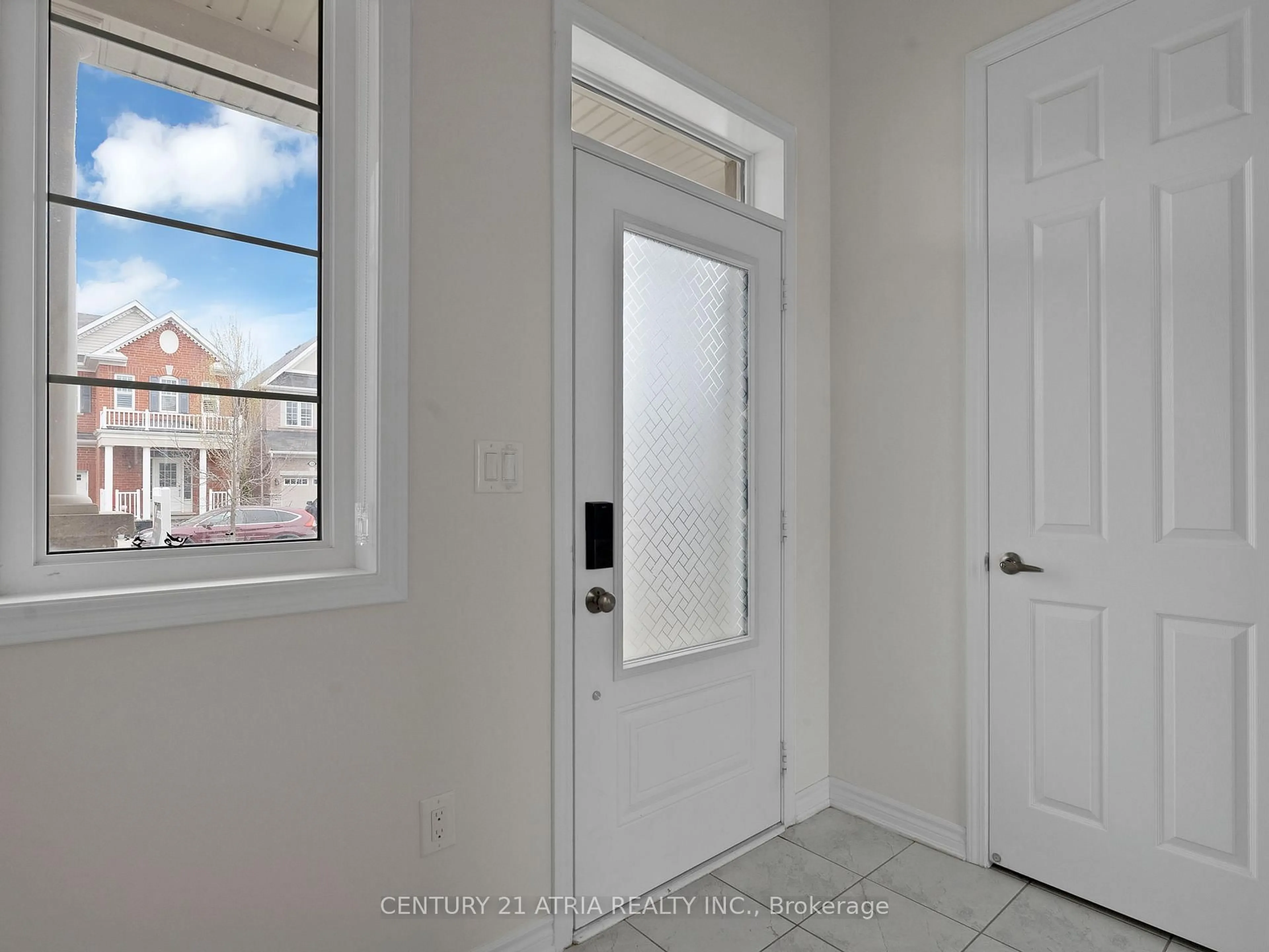 Indoor entryway for 33 Stillwater Cres, Hamilton Ontario L8B 1V6