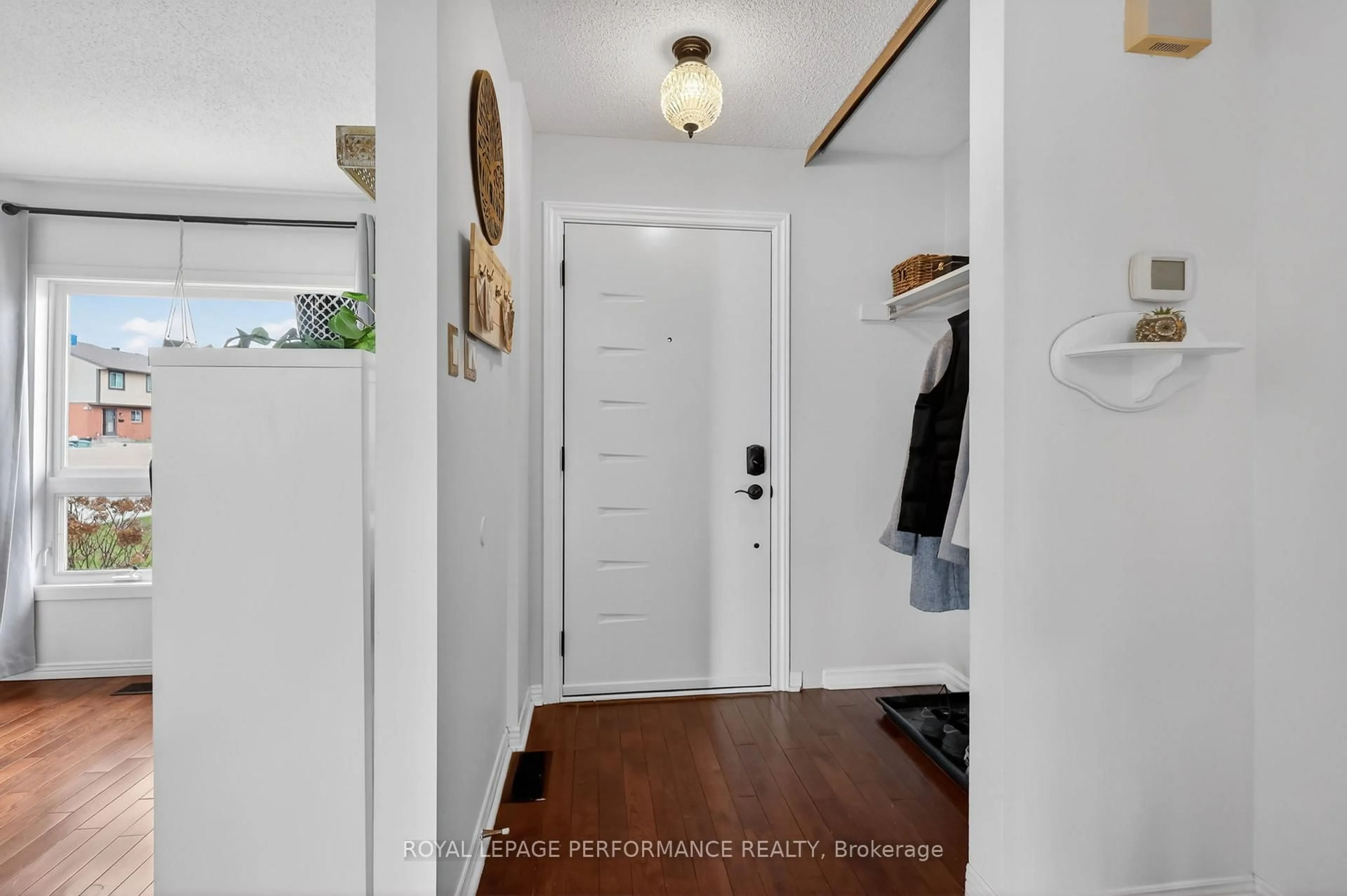 Indoor entryway for 2 Canbury Cres, Ottawa Ontario K2G 4L4