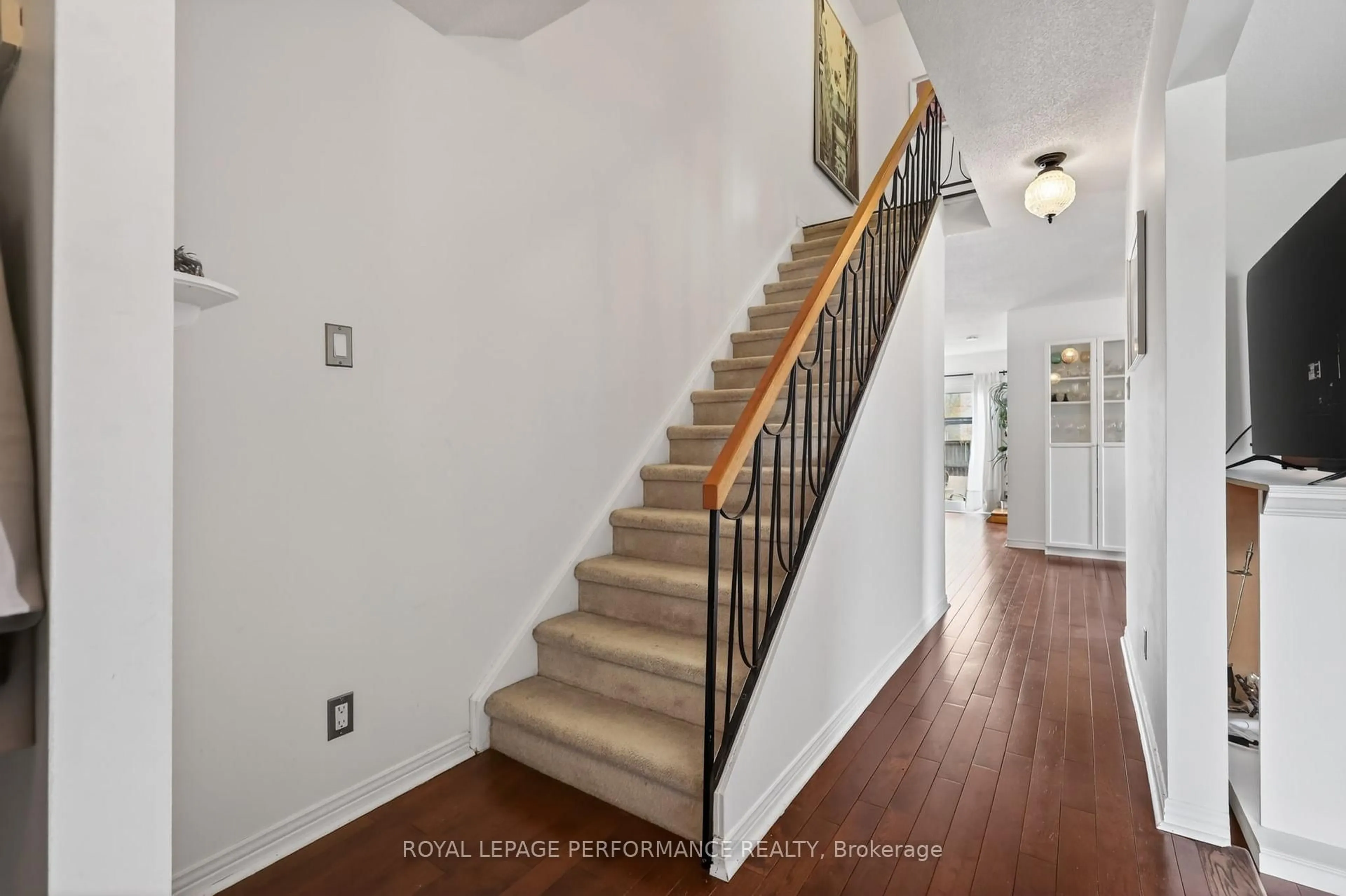 Unknown for 2 Canbury Cres, Ottawa Ontario K2G 4L4