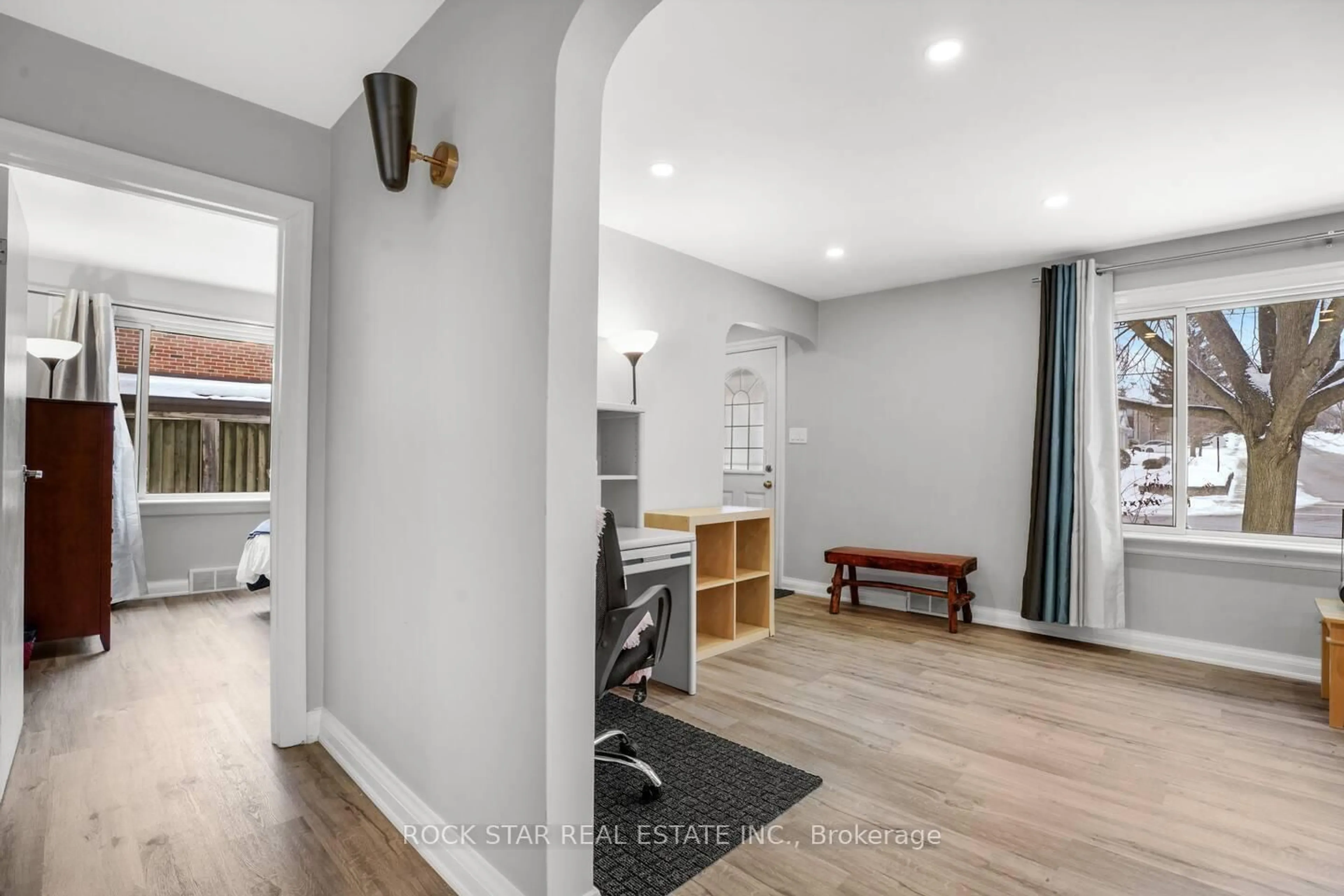 Indoor entryway for 102 Kribs St, Cambridge Ontario N3C 3N5