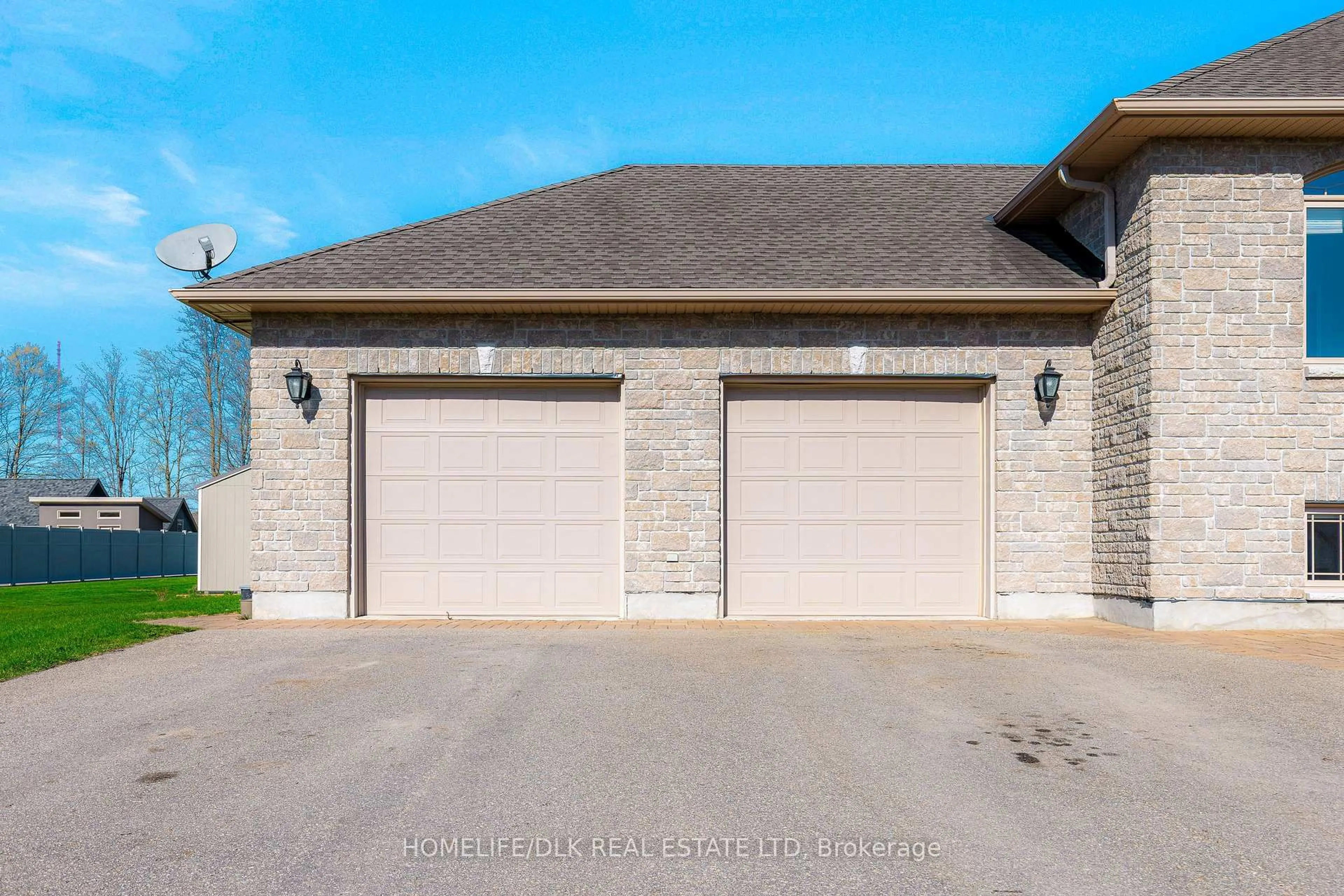 Indoor garage for 23 Apple Blossom Dr, Augusta Ontario K6V 5T1