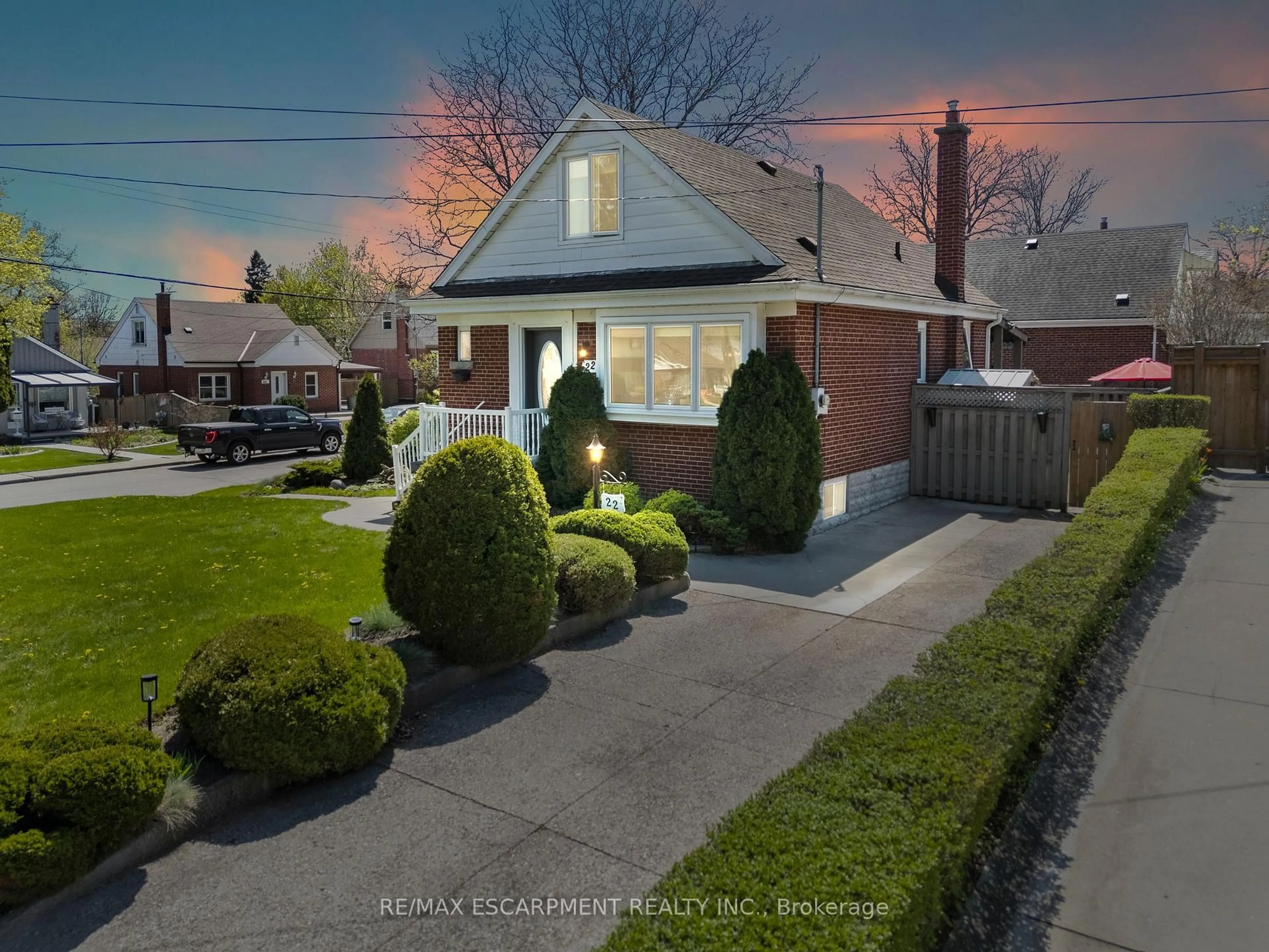 A pic from outside/outdoor area/front of a property/back of a property/a pic from drone, street for 22 Dundonald Ave, Hamilton Ontario L8K 4Z9