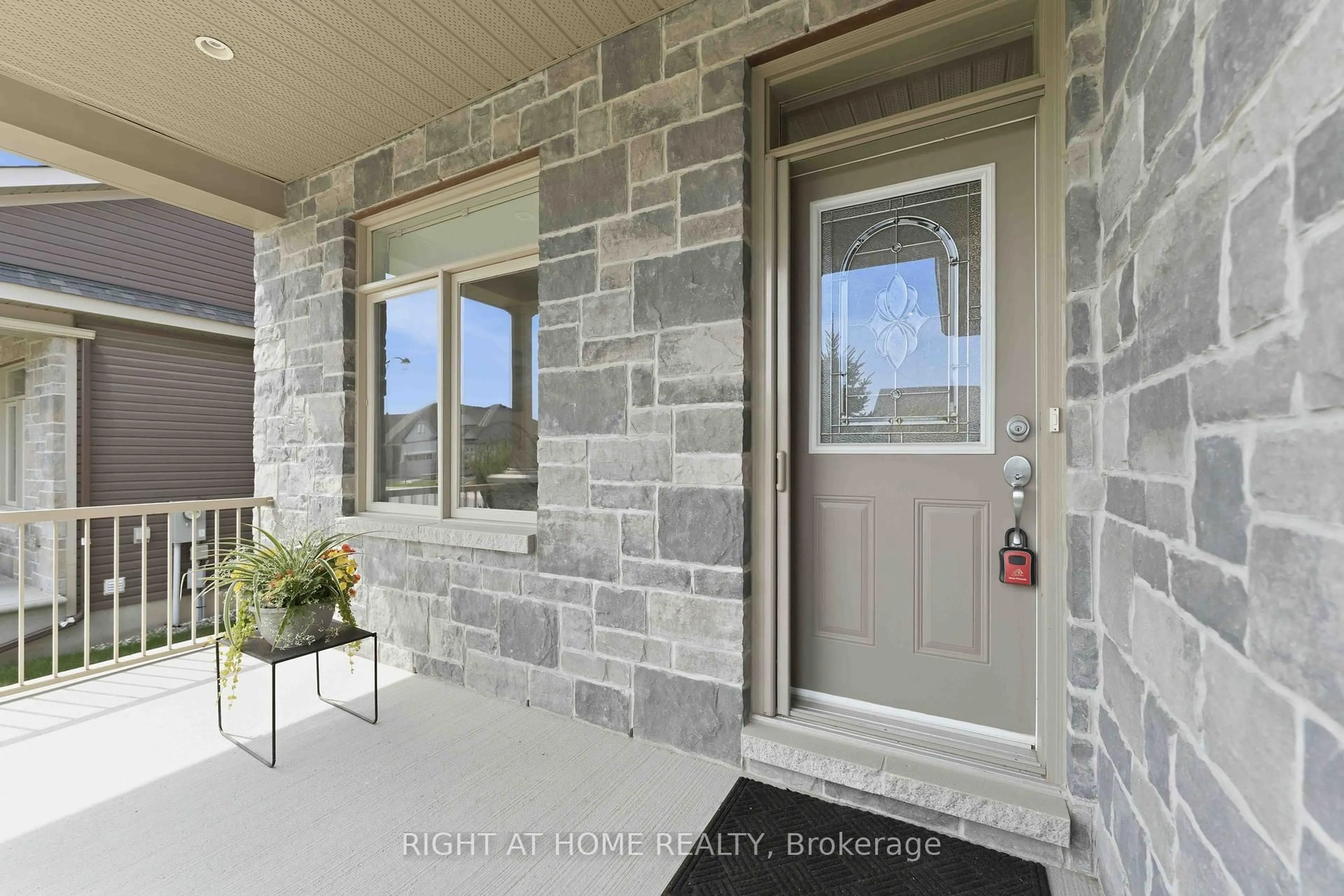 Indoor entryway for 259 Shinny Ave, Ottawa Ontario K2V 0B9