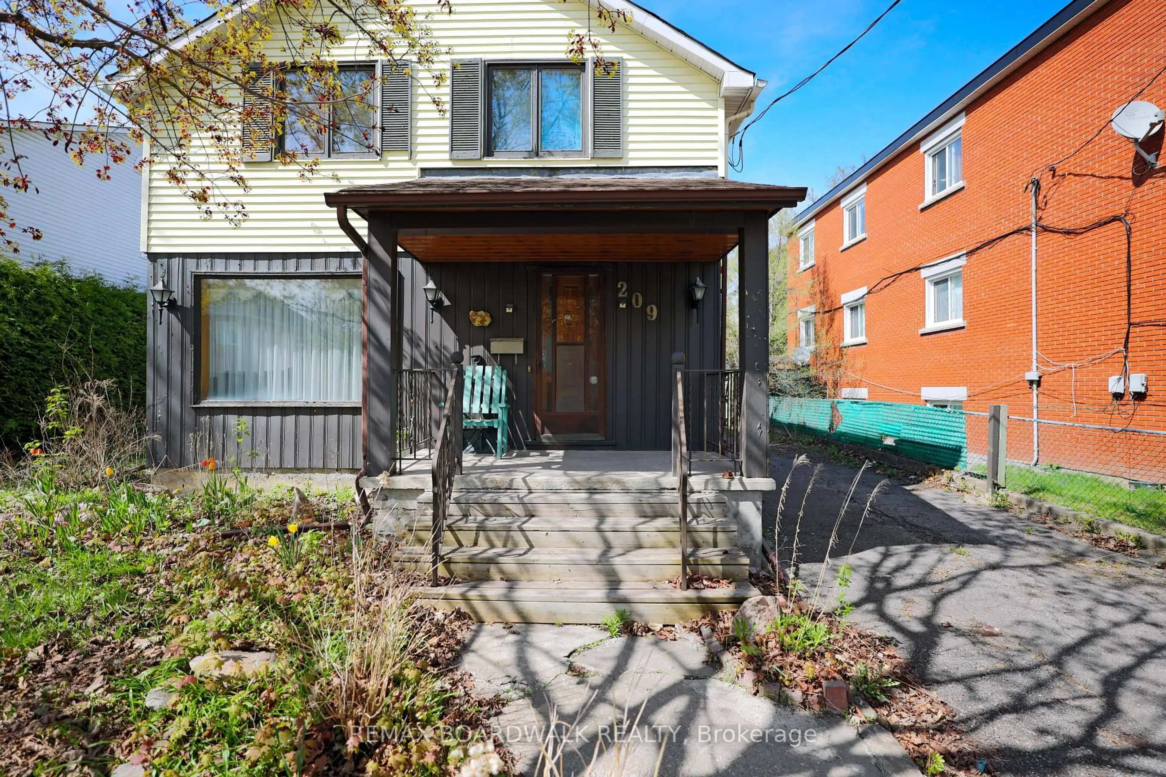 Patio, street for 209 Glynn Ave, Ottawa Ontario K1K 1S4