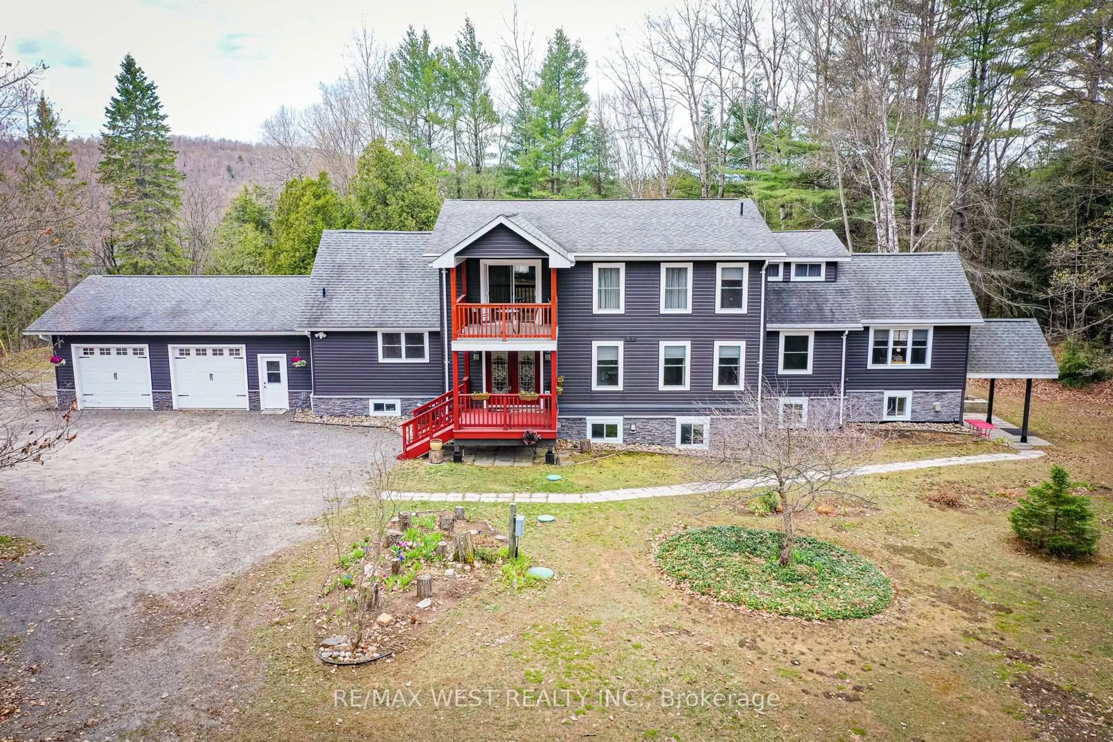 A pic from outside/outdoor area/front of a property/back of a property/a pic from drone, mountain view for 4945 Muskoka 117 Rd, Lake of Bays Ontario P0A 1E0