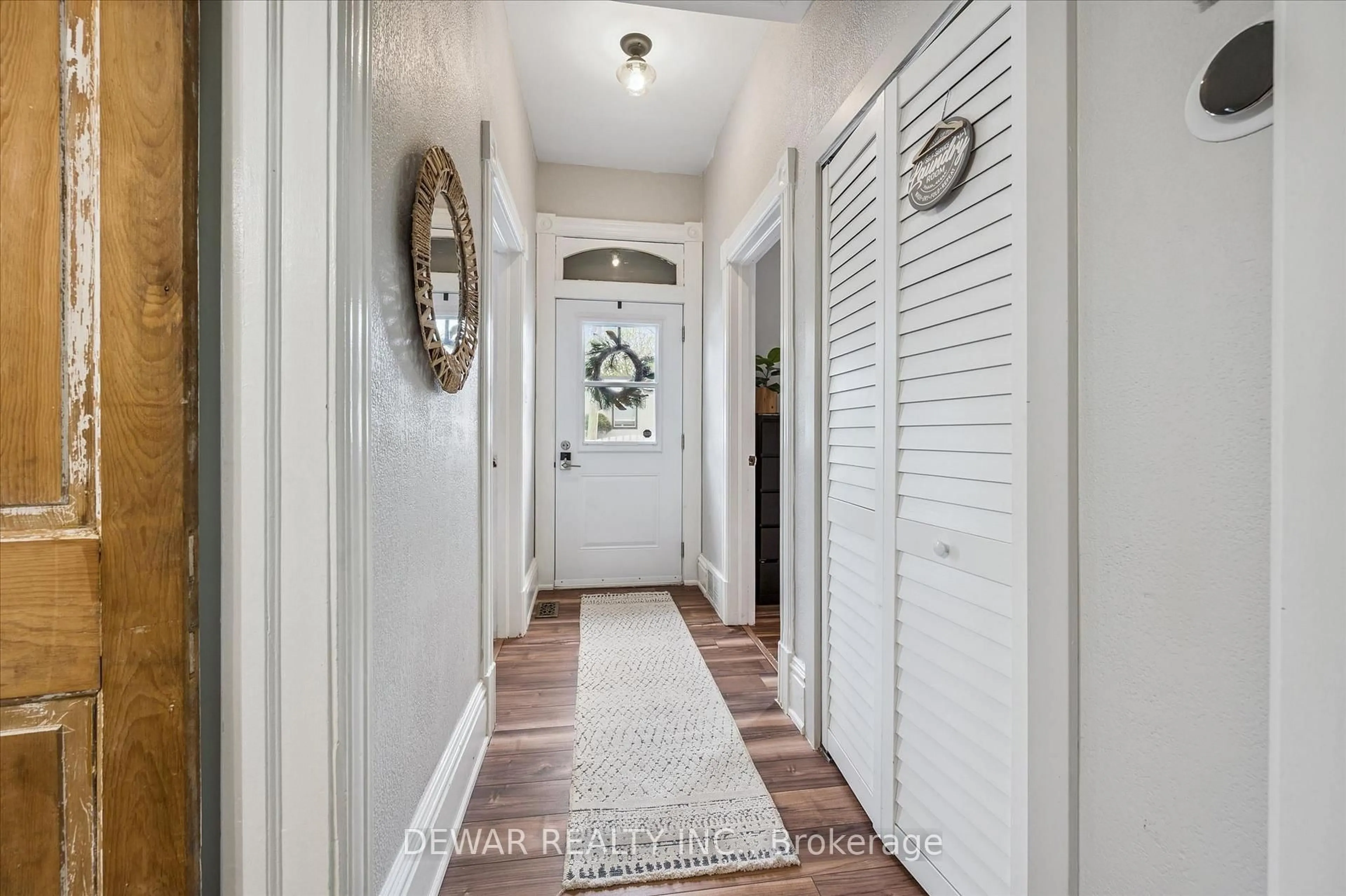 Indoor entryway for 41 Crombie St, Cambridge Ontario N1S 1Y5