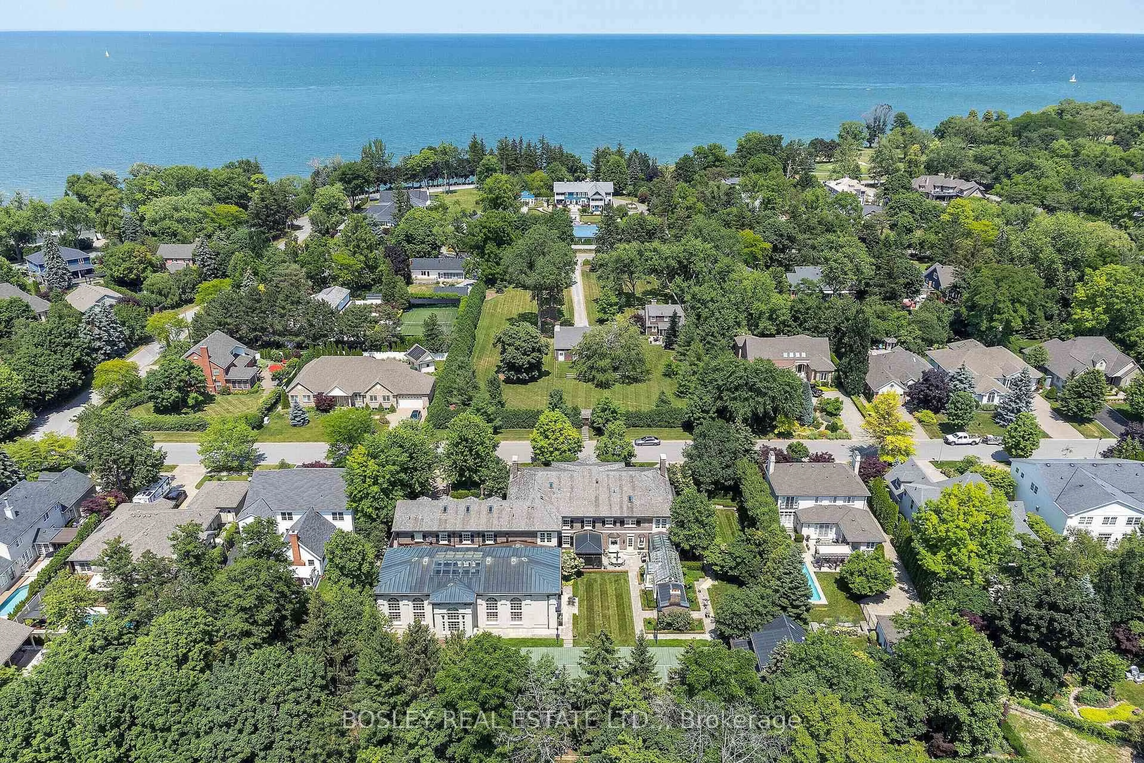 A pic from outside/outdoor area/front of a property/back of a property/a pic from drone, water/lake/river/ocean view for 472 Gage St, Niagara-on-the-Lake Ontario L0S 1J0