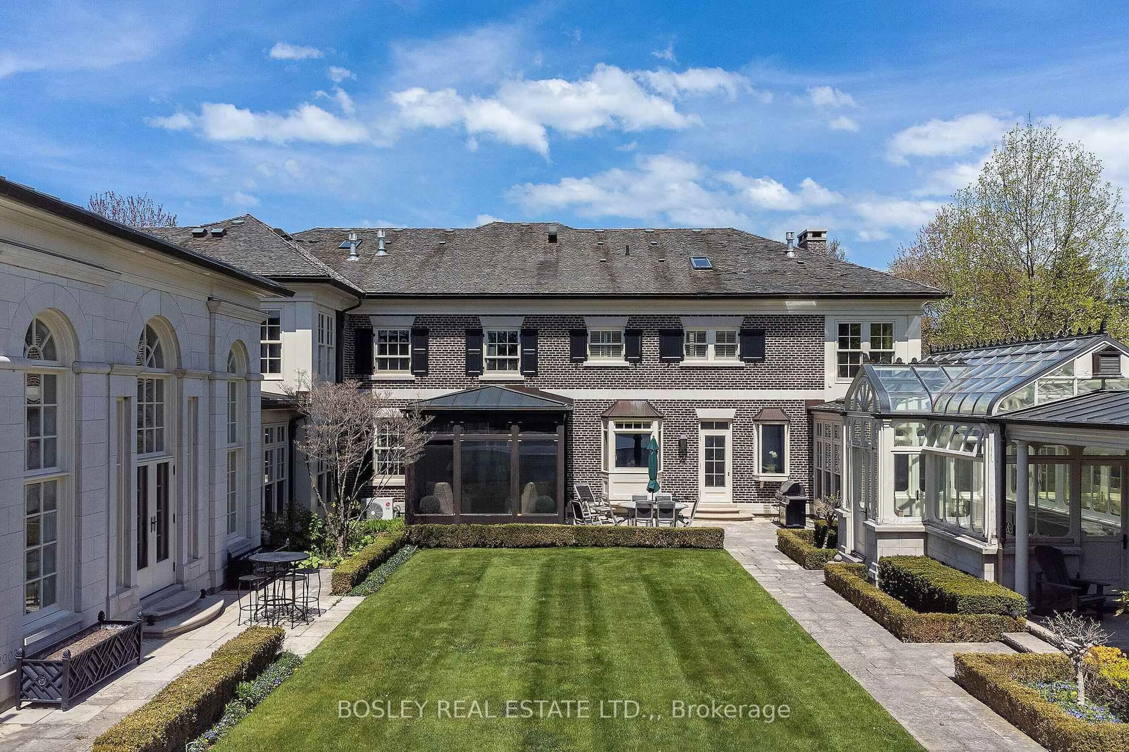 A pic from outside/outdoor area/front of a property/back of a property/a pic from drone, unknown for 472 Gage St, Niagara-on-the-Lake Ontario L0S 1J0