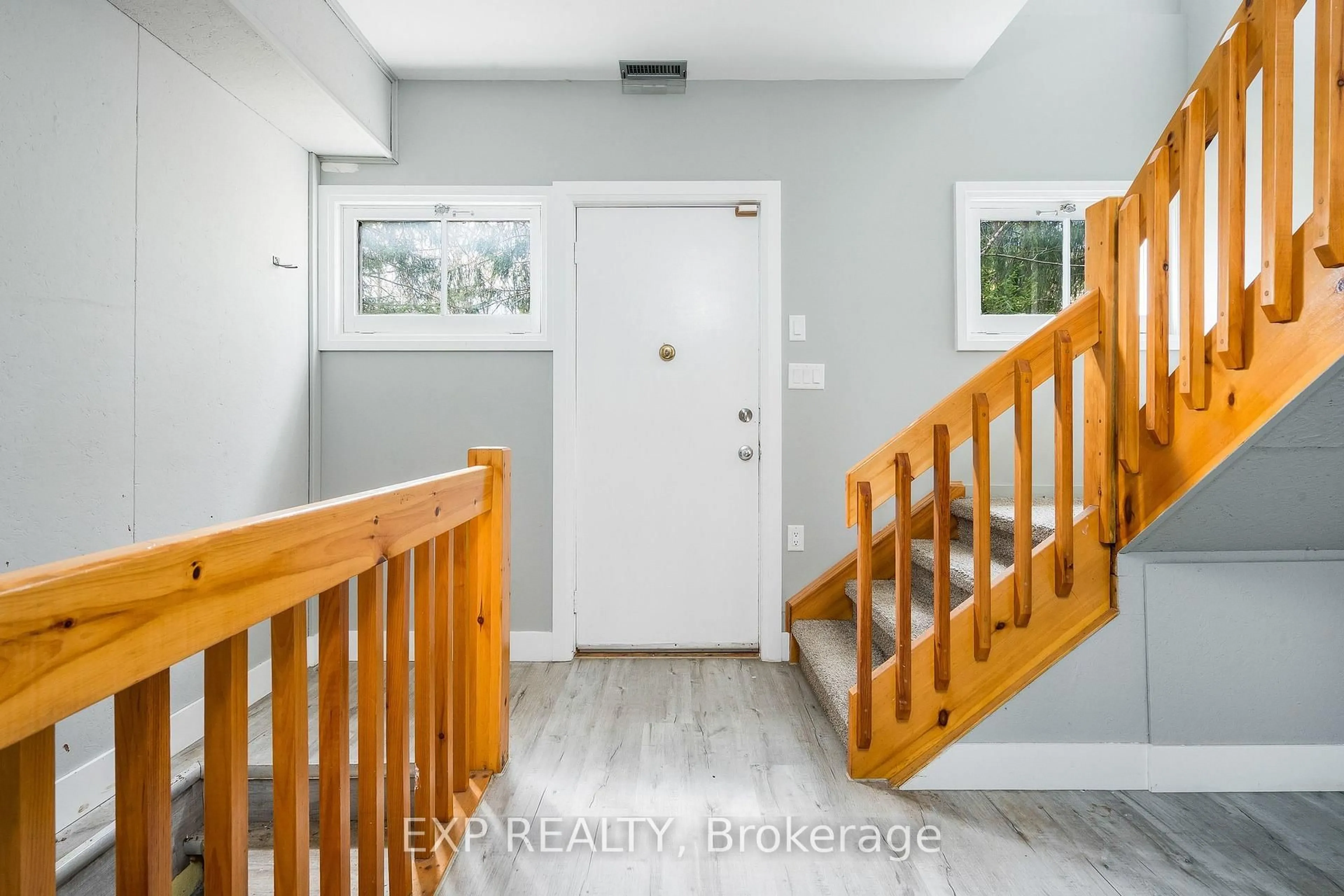 Indoor entryway for 104 SETTLERS WAY Rd, Blue Mountains Ontario L9Y 0N9