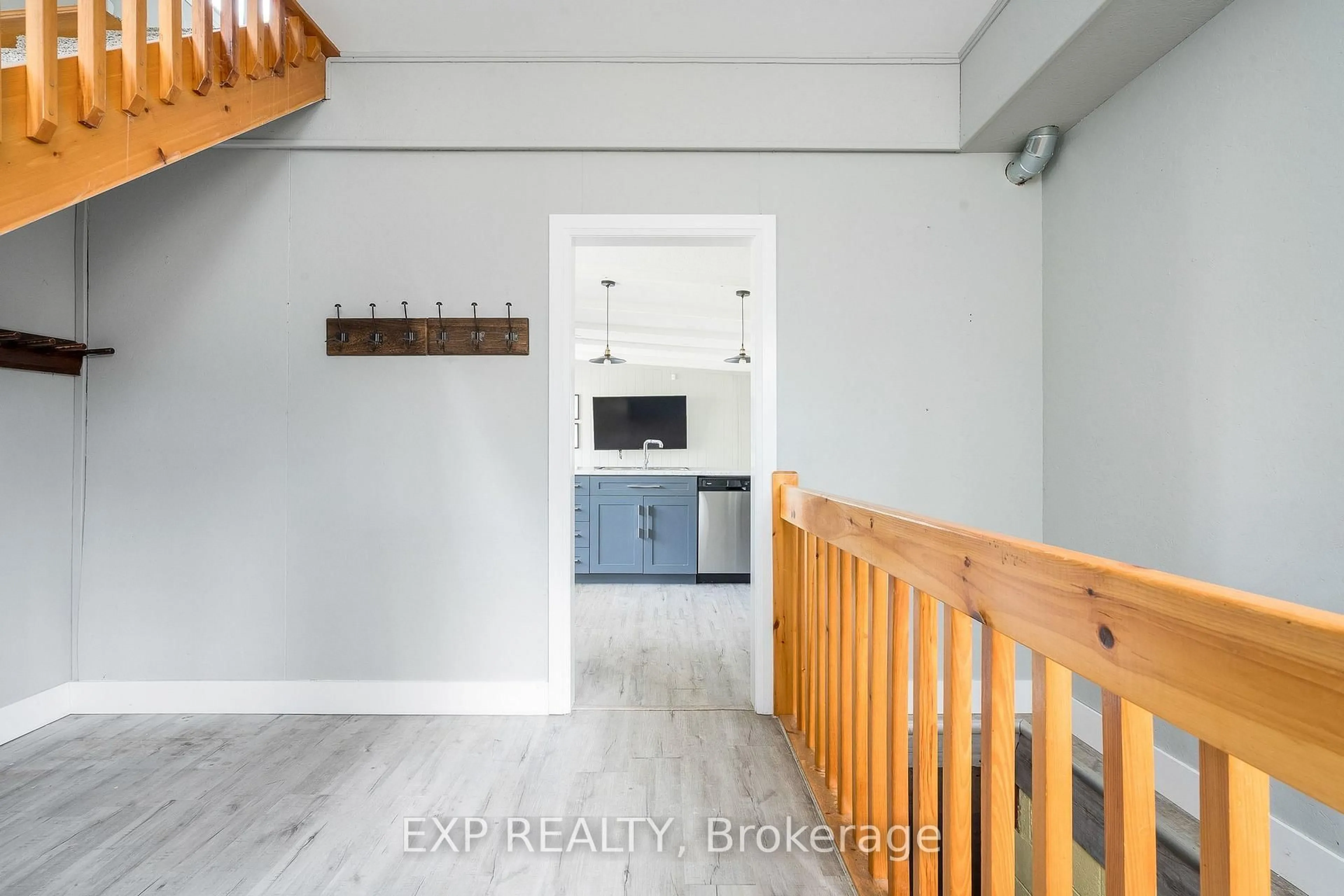 Indoor entryway for 104 SETTLERS WAY Rd, Blue Mountains Ontario L9Y 0N9