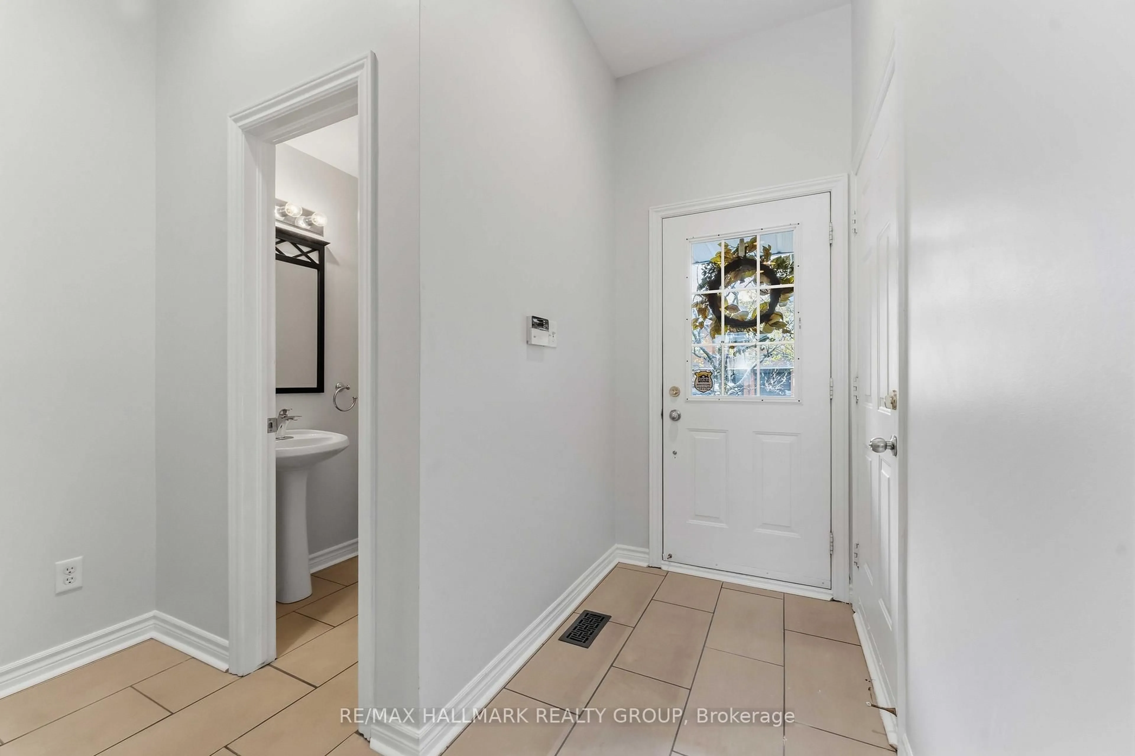 Indoor entryway for 2087 Hiboux St, Ottawa Ontario K4A 4J7