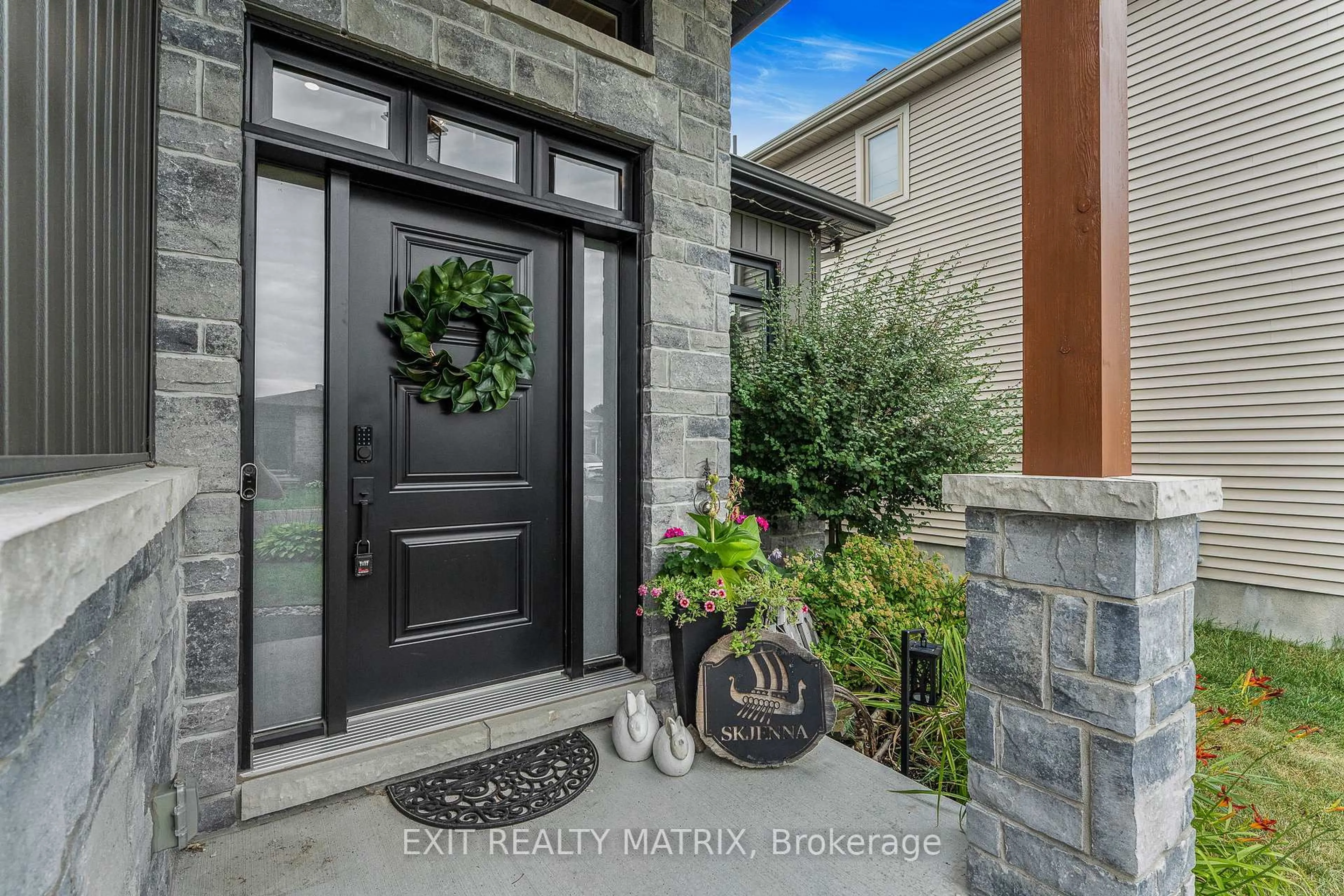 Indoor entryway for 482 Central Park Blvd, Russell Ontario K4R 0C7