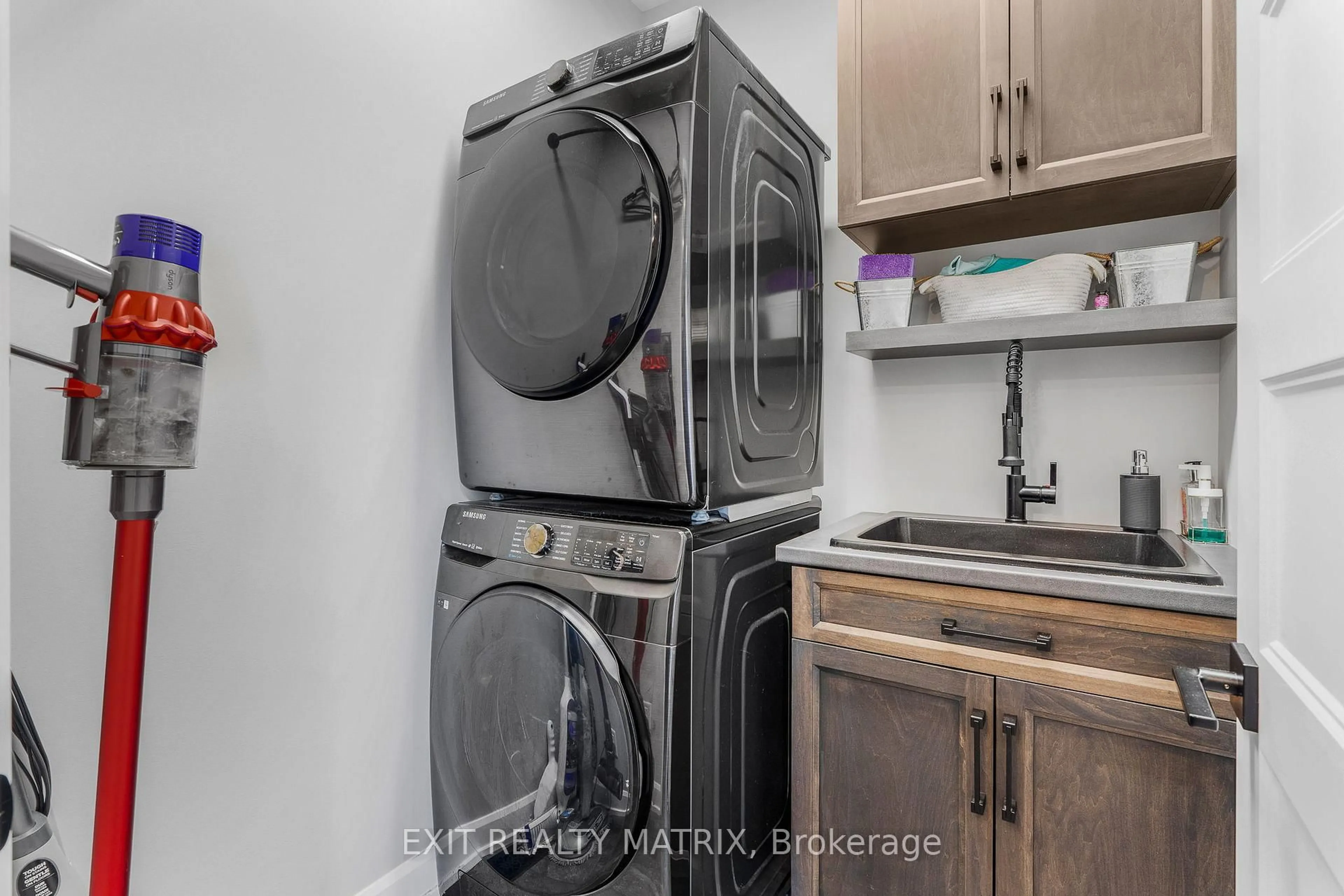 Laundry room for 482 Central Park Blvd, Russell Ontario K4R 0C7