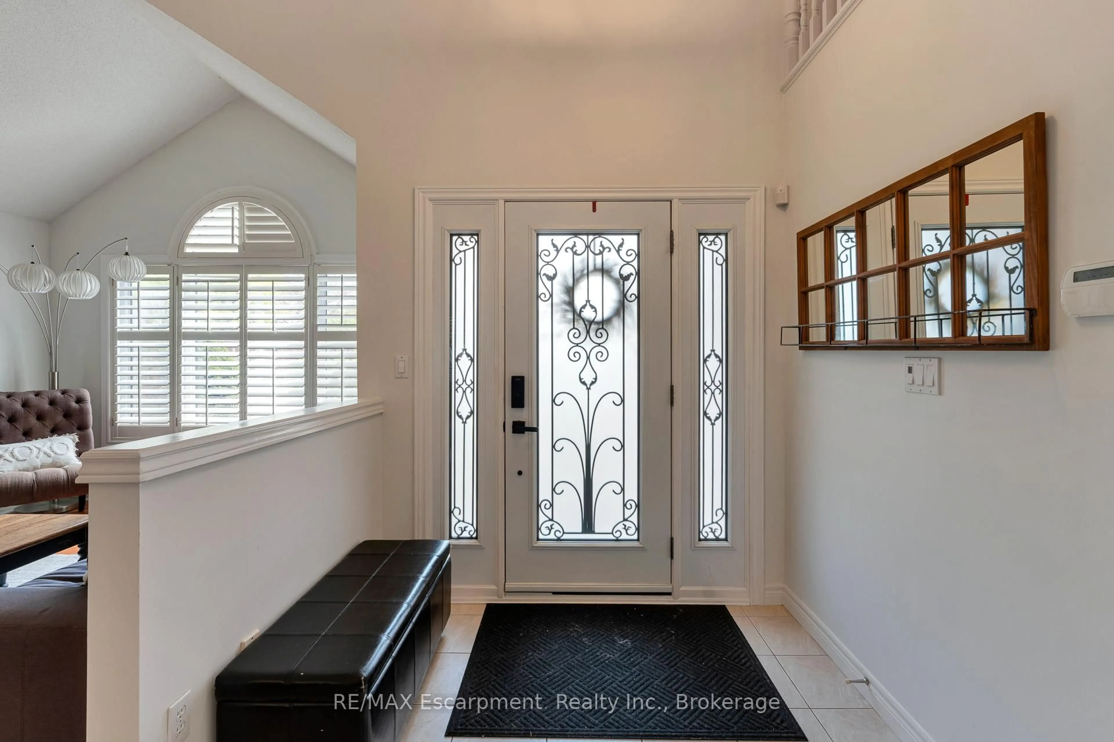 Indoor entryway for 98 Glenhollow Dr, Hamilton Ontario K8J 3R4