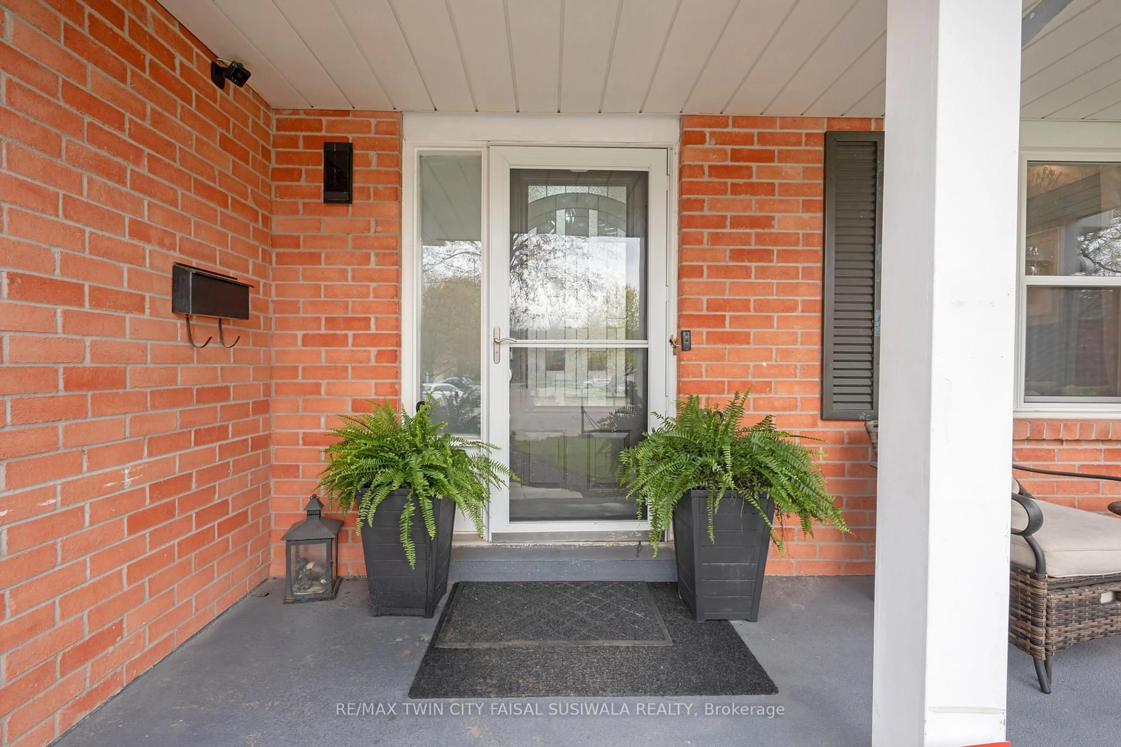 Indoor entryway for 26 Telfer Crt, Cambridge Ontario N1T 1G3