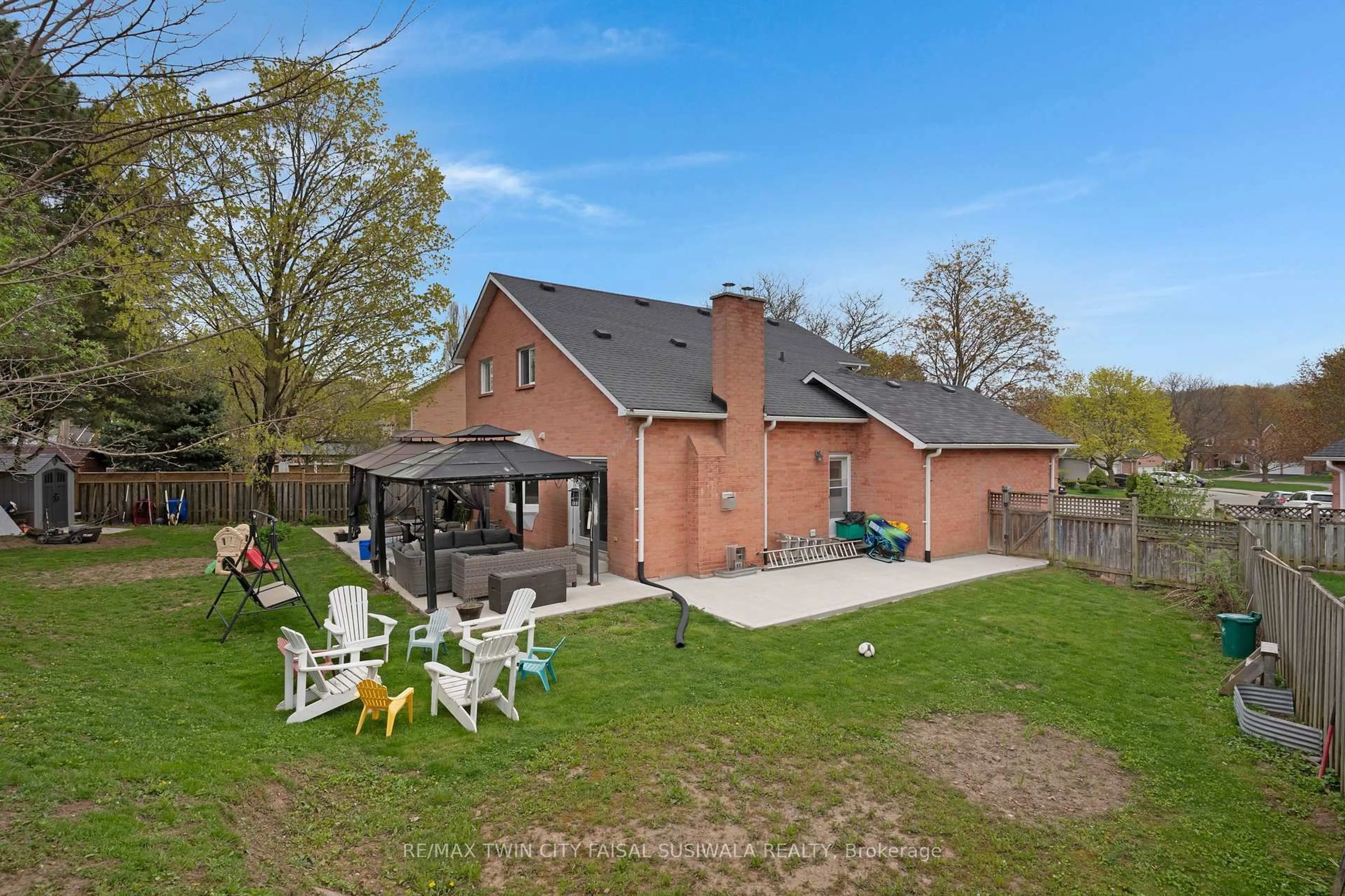 A pic from outside/outdoor area/front of a property/back of a property/a pic from drone, unknown for 26 Telfer Crt, Cambridge Ontario N1T 1G3