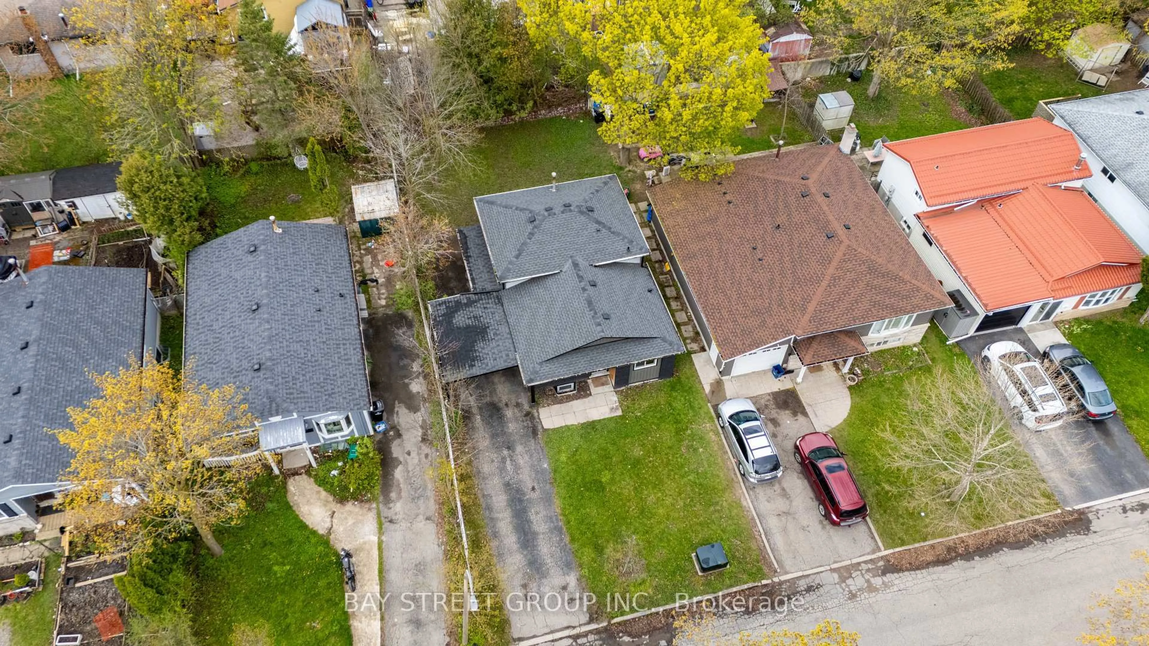 A pic from outside/outdoor area/front of a property/back of a property/a pic from drone, street for 41 Helene Cres, Waterloo Ontario N2L 5E6