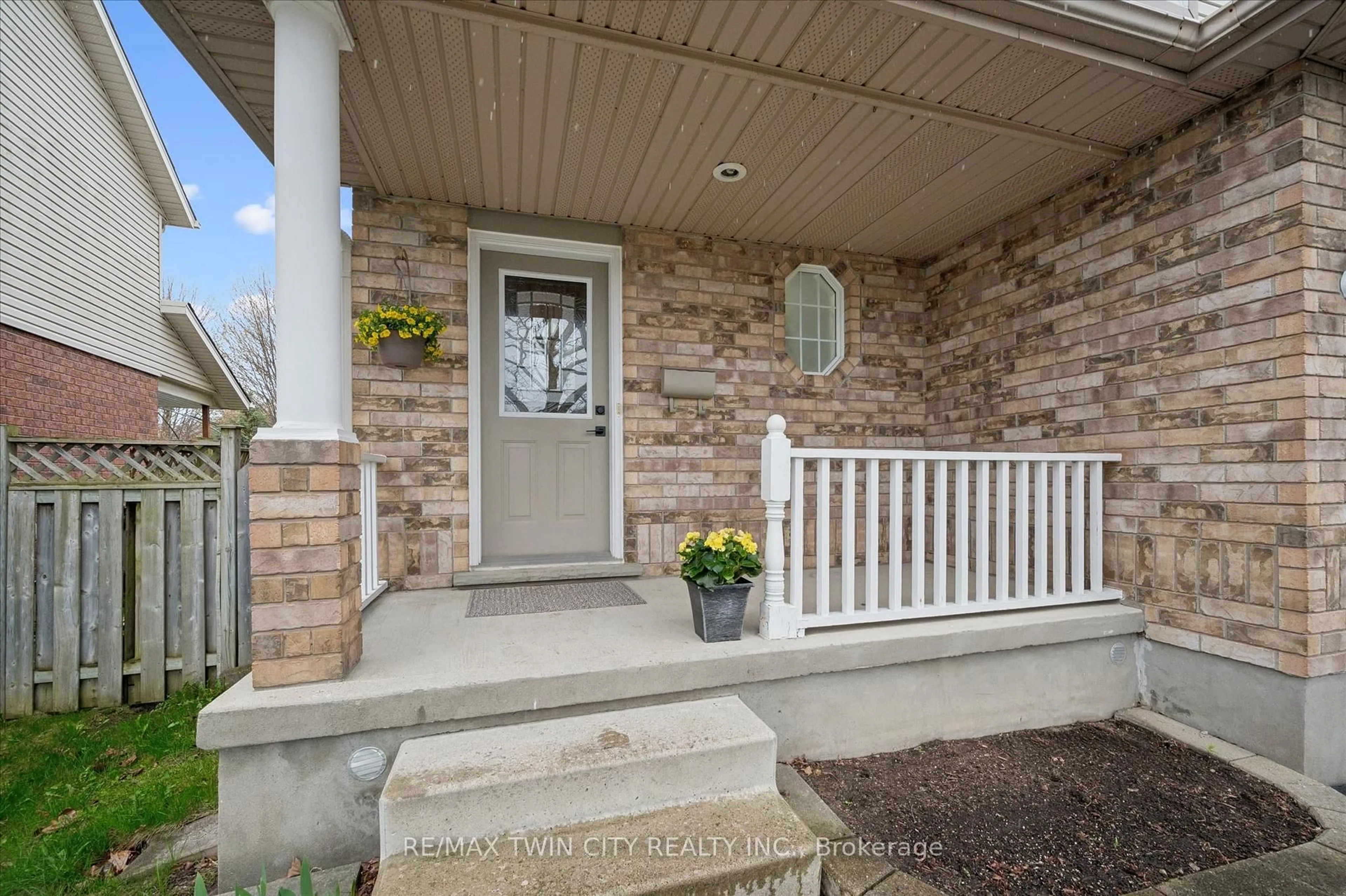 Indoor entryway for 116 Kerwood Dr, Cambridge Ontario N3C 4E3